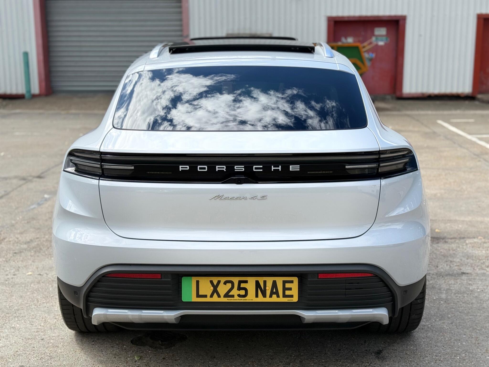Porsche Macan view 10