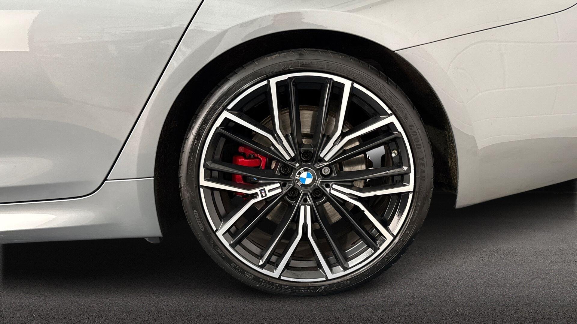 BMW 5 Series view 14