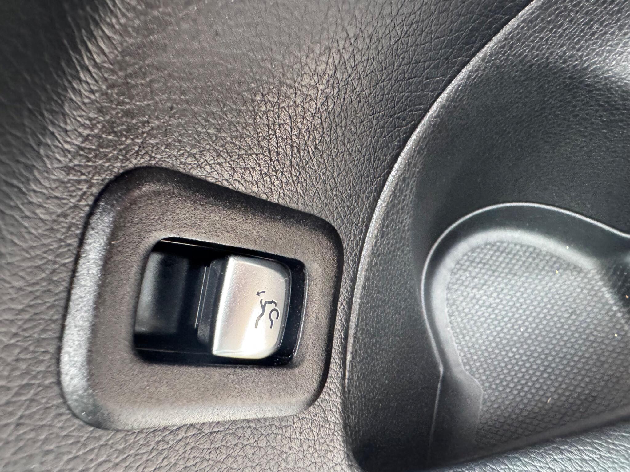 Mercedes-Benz C Class view 25