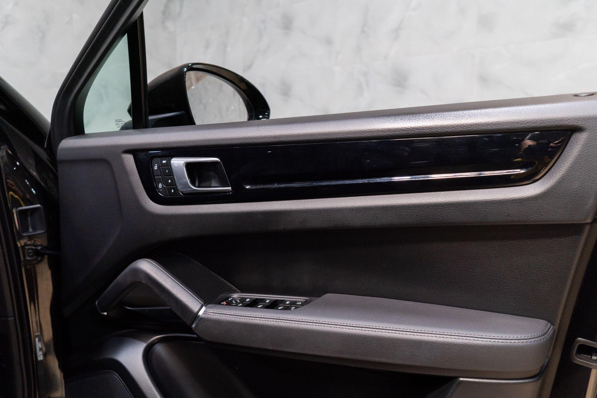Porsche Cayenne view 32