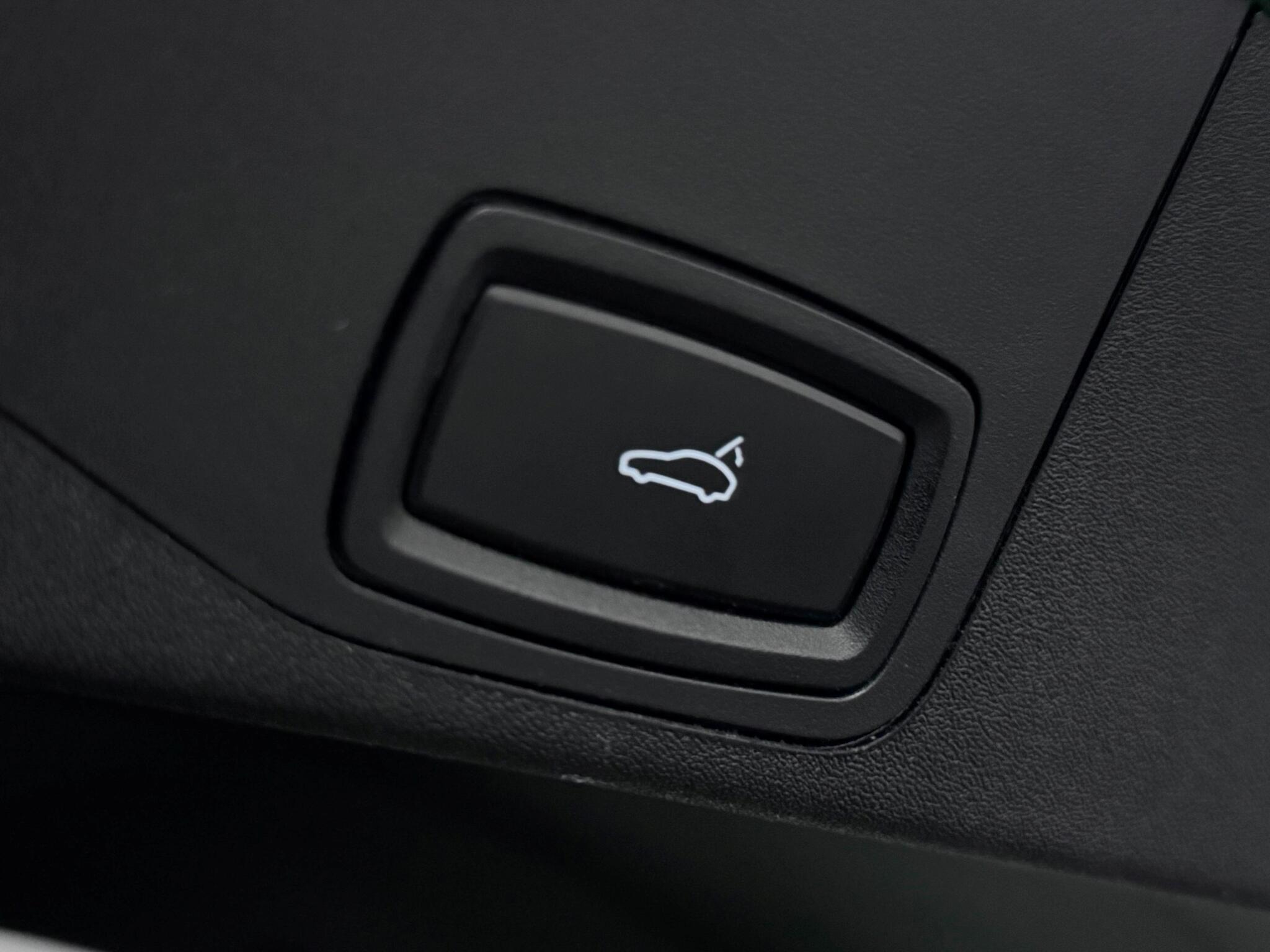 Porsche Taycan view 11