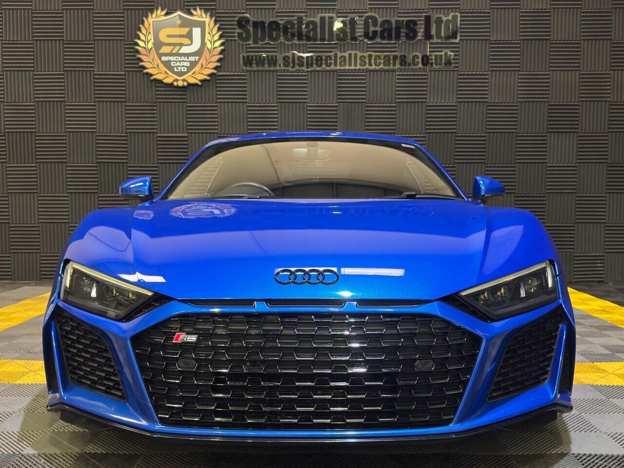 Audi R8 view 2