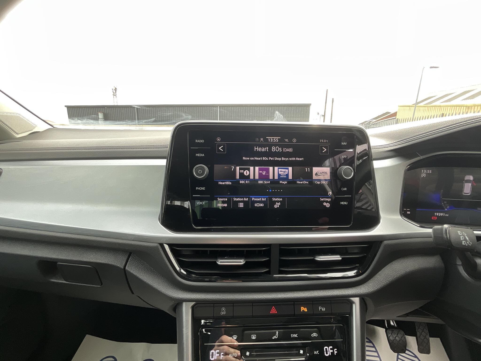 Volkswagen T-Roc view 25