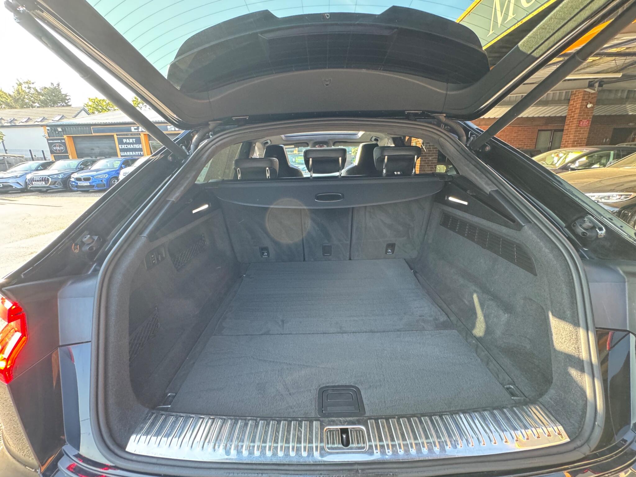 Audi Q8 view 16