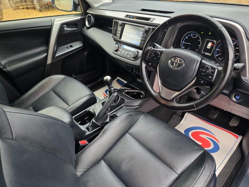 2016 Toyota RAV4 image 3