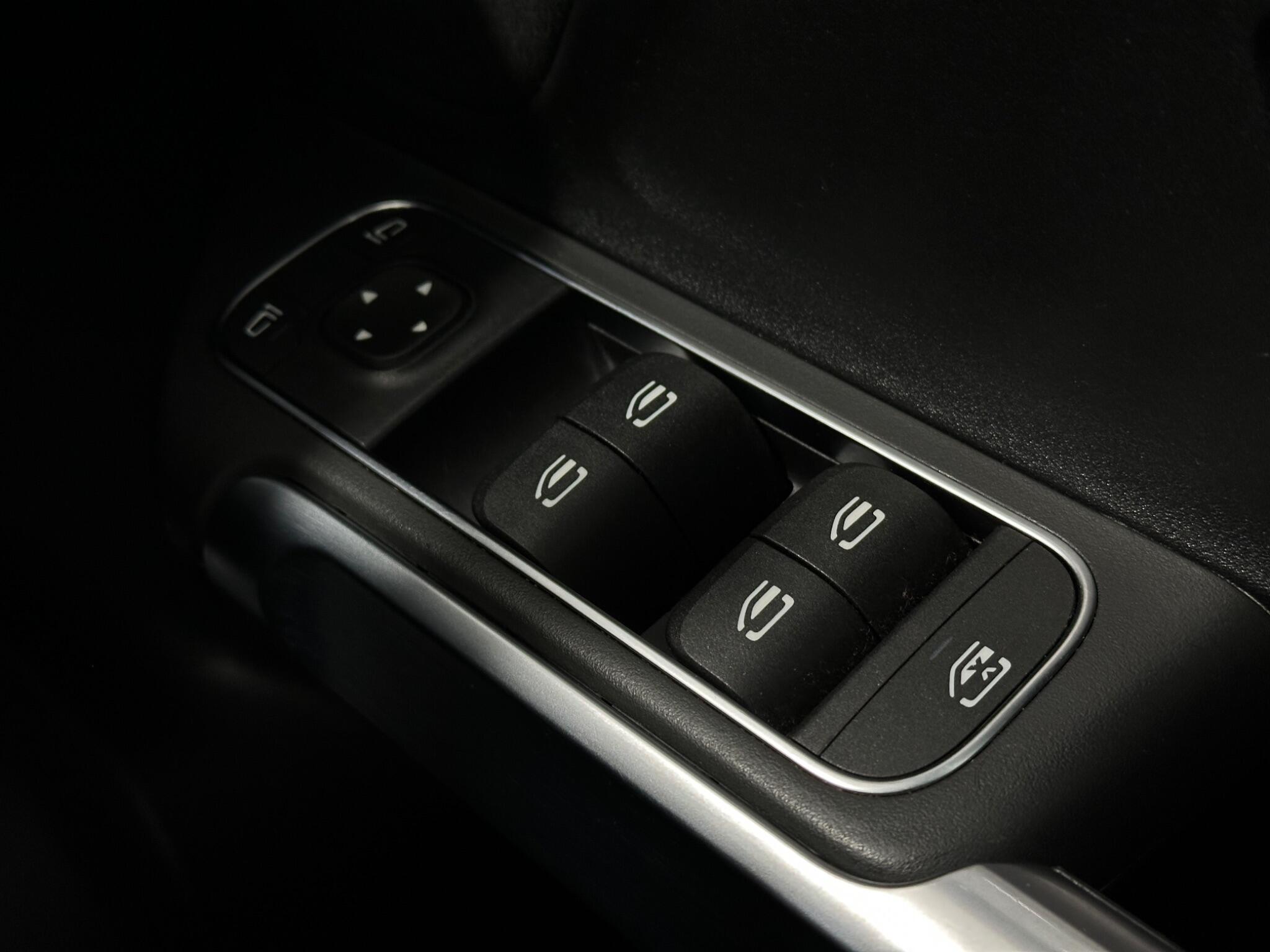 Mercedes-Benz GLB view 19