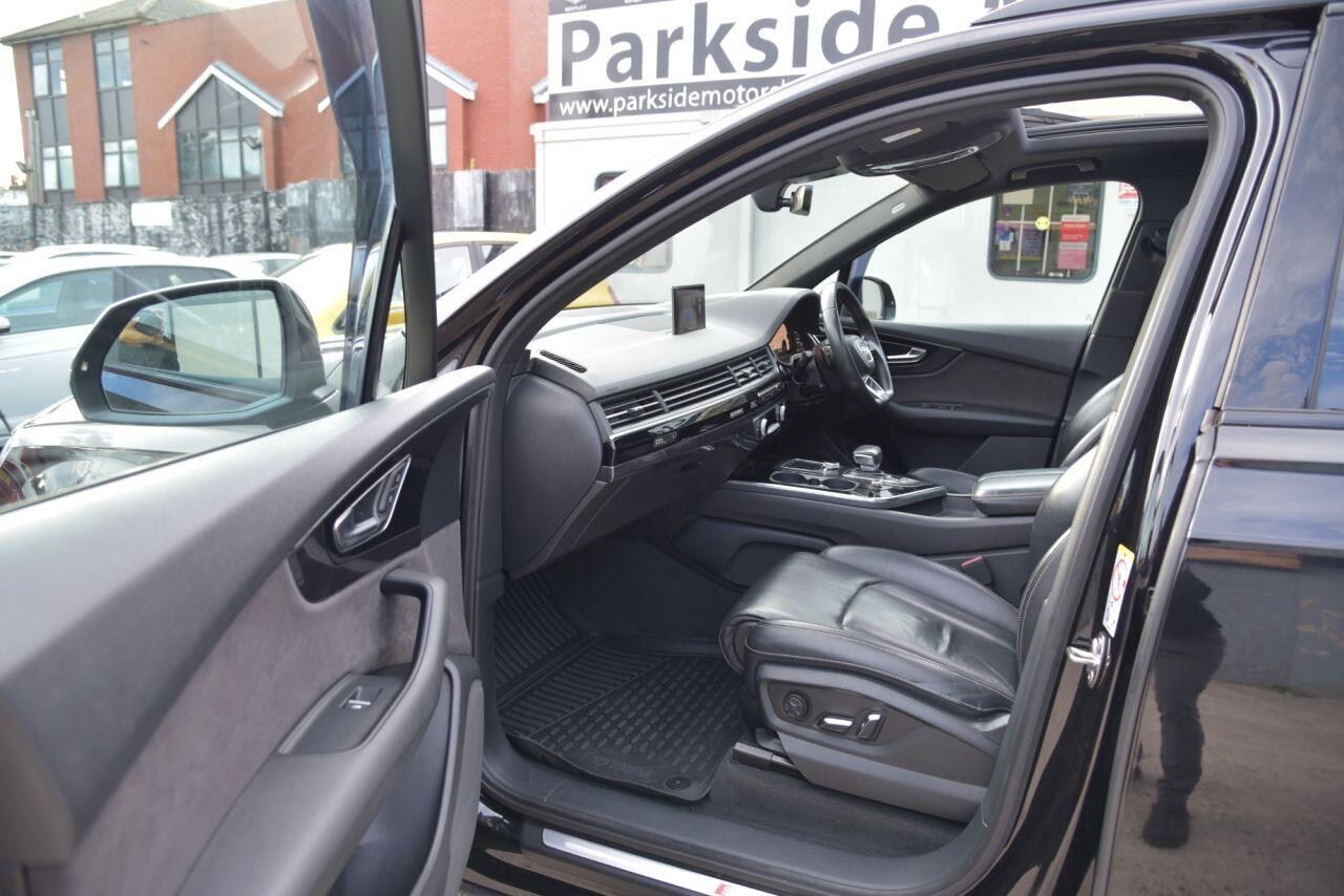 Audi Q7 view 22
