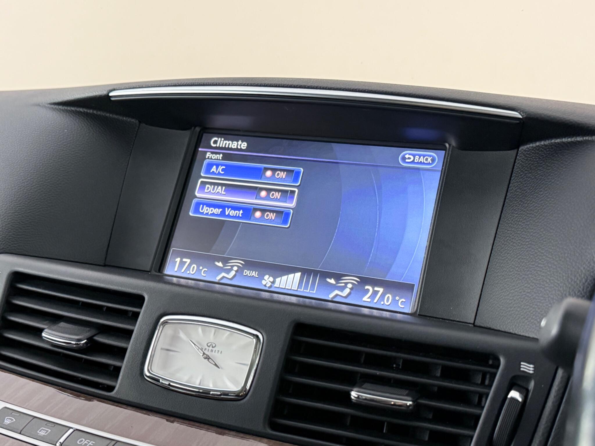 Infiniti Q70 view 26