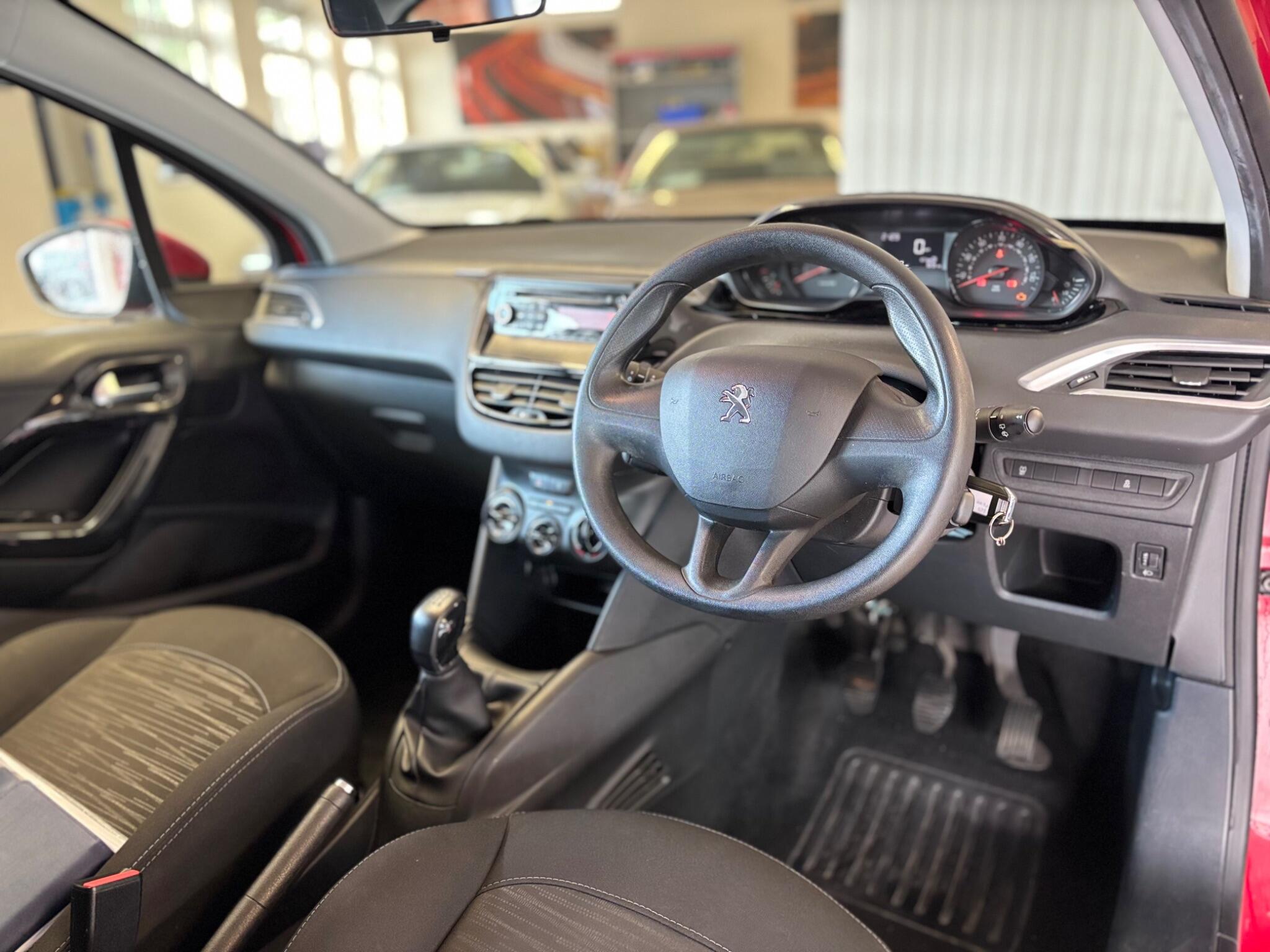 Peugeot 208 view 7