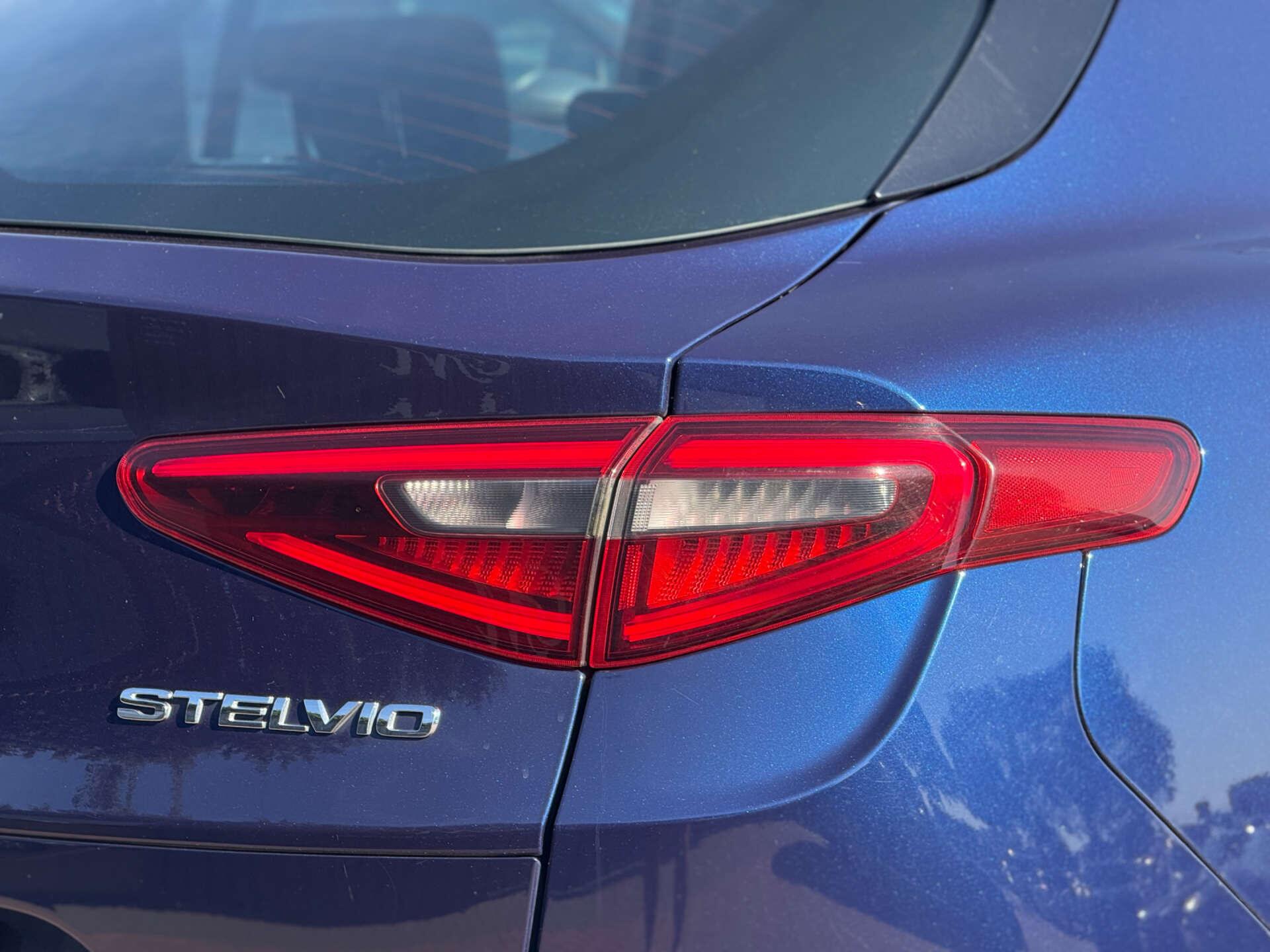 Alfa Romeo Stelvio view 19