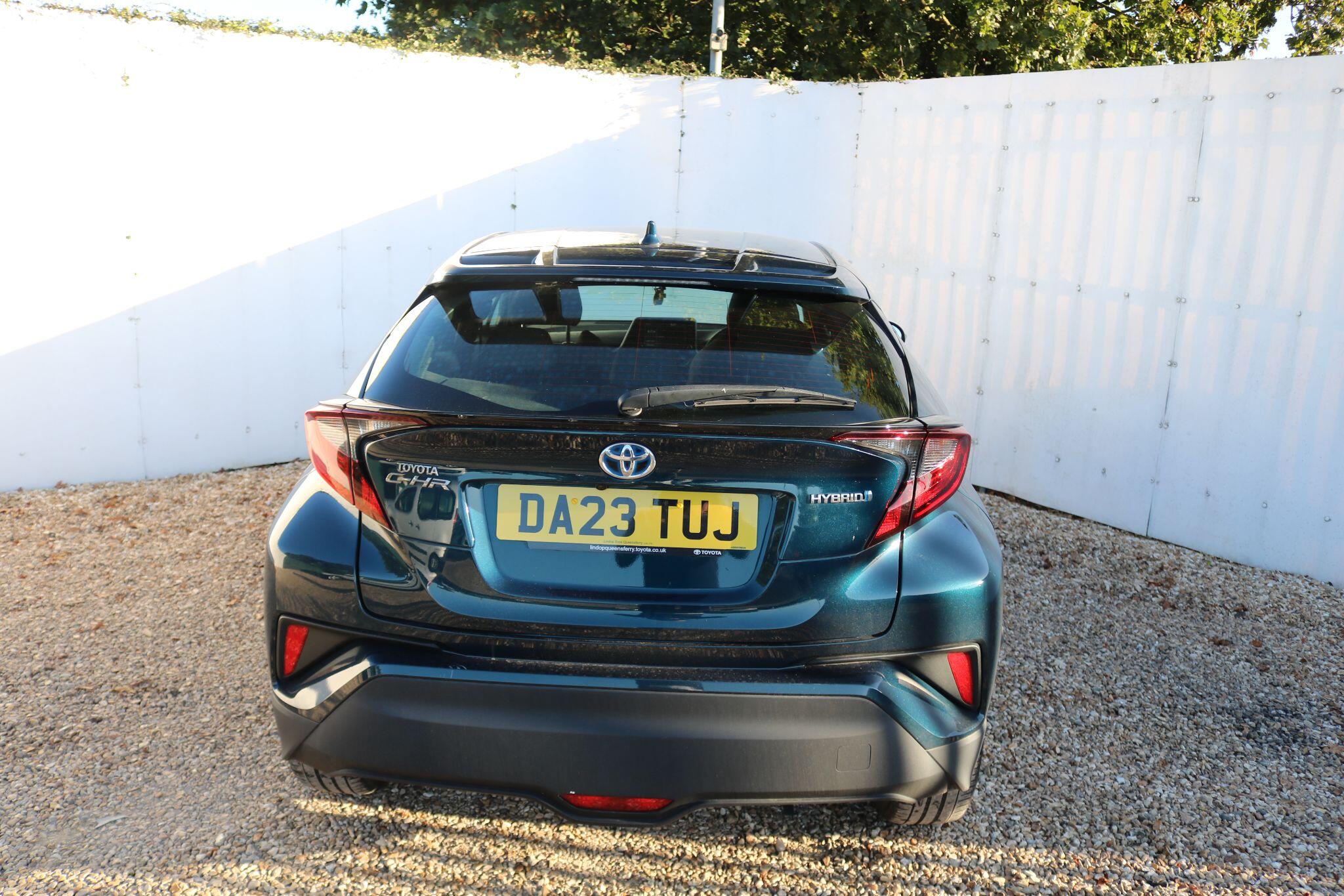Toyota C-HR view 15