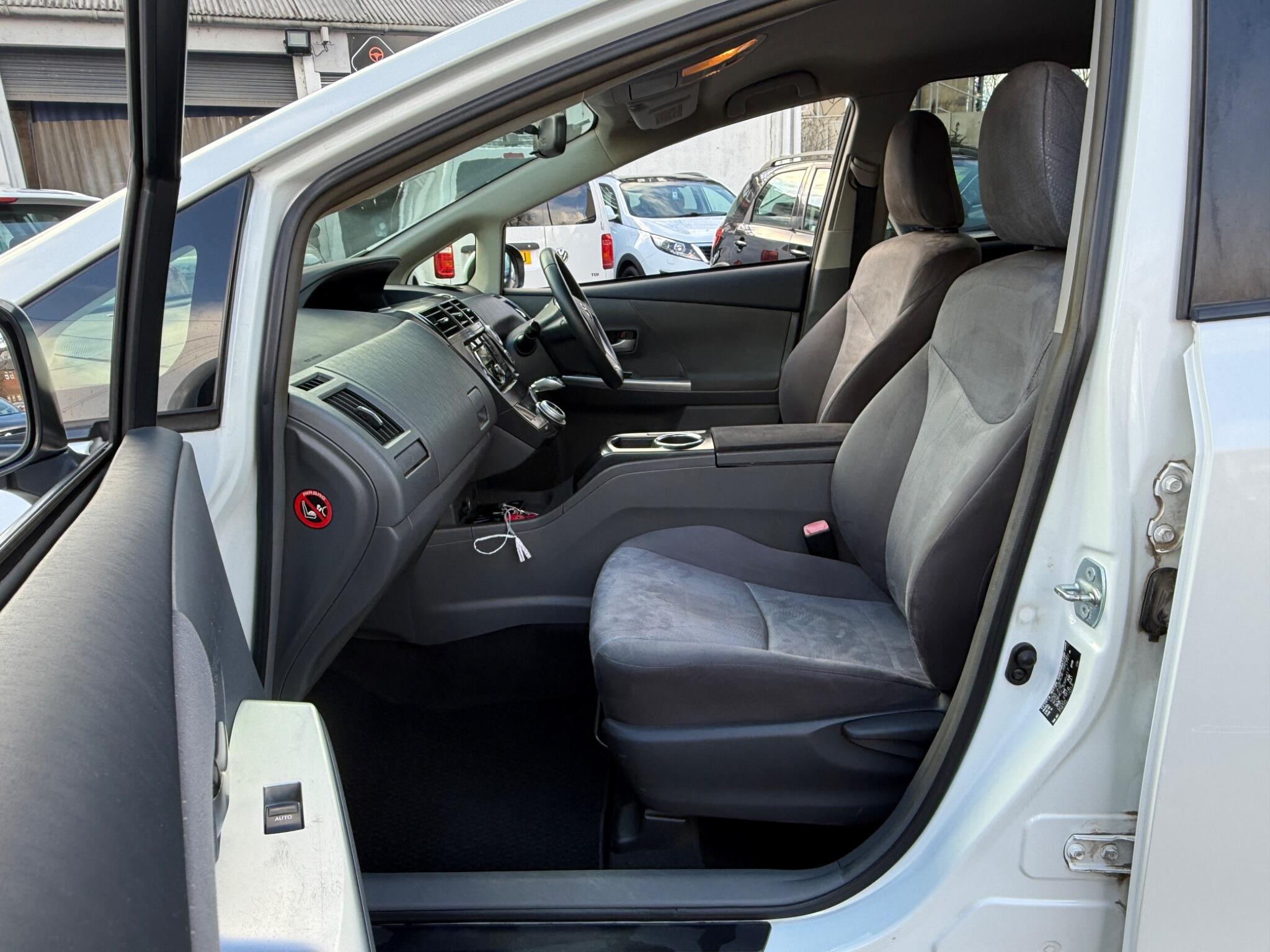 Toyota Prius+ - Image 52
