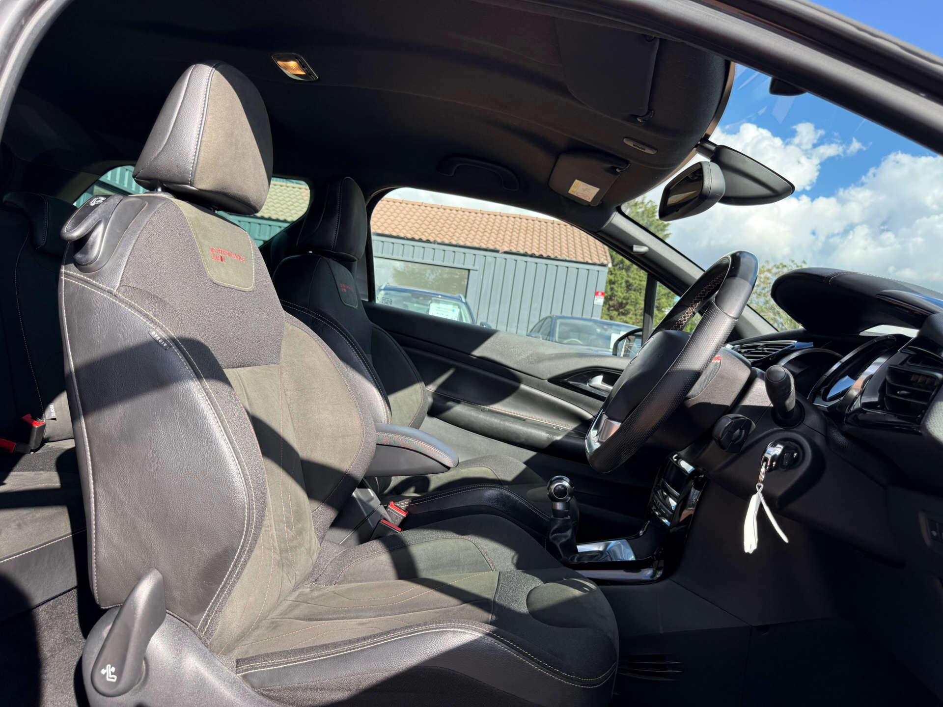 DS Automobiles DS 3 view 41