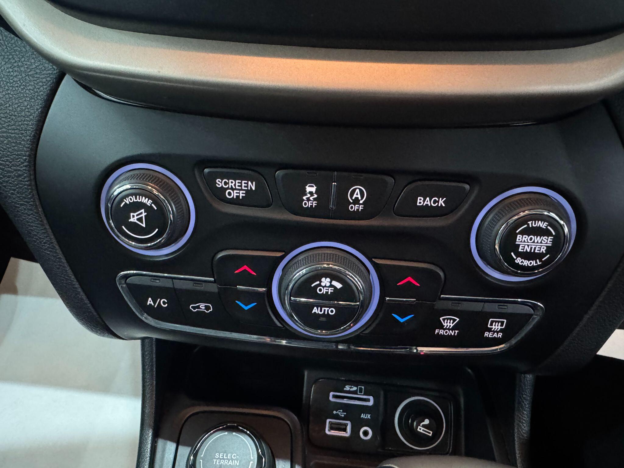 Jeep Cherokee view 47