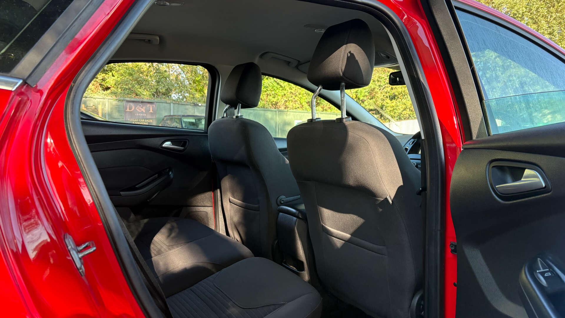 Ford Focus view 9