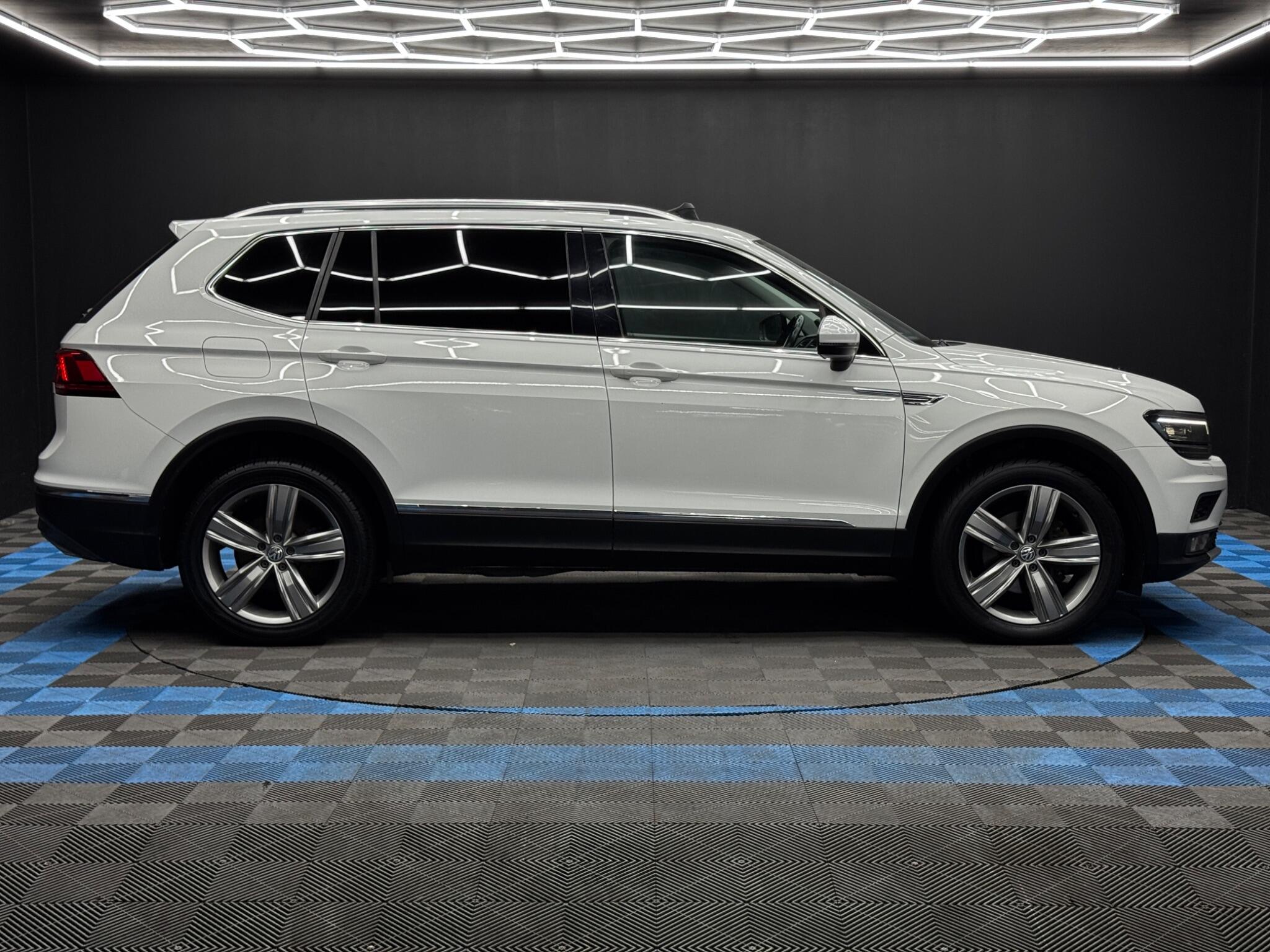 Volkswagen Tiguan Allspace view 4