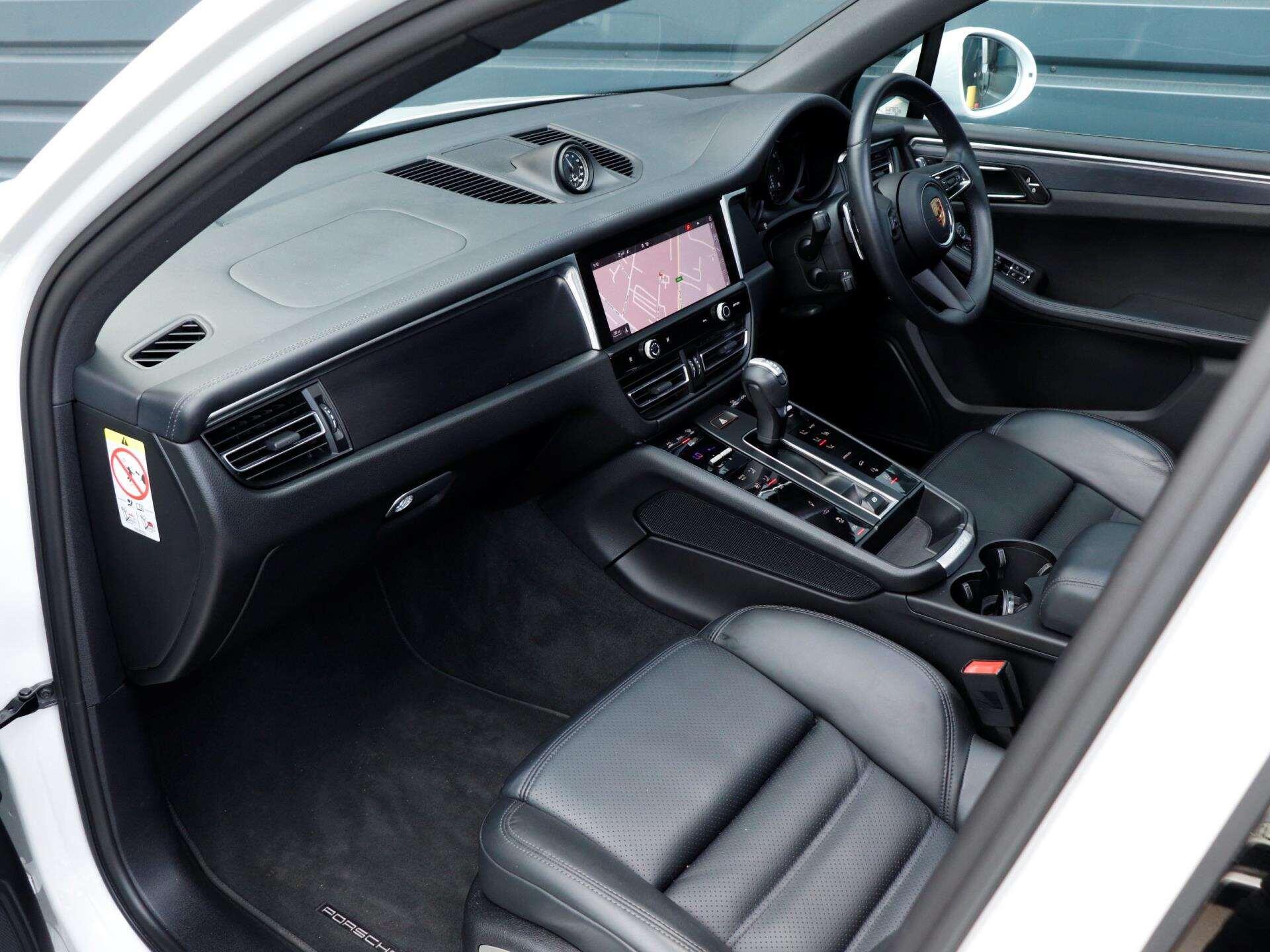 Porsche Macan view 9