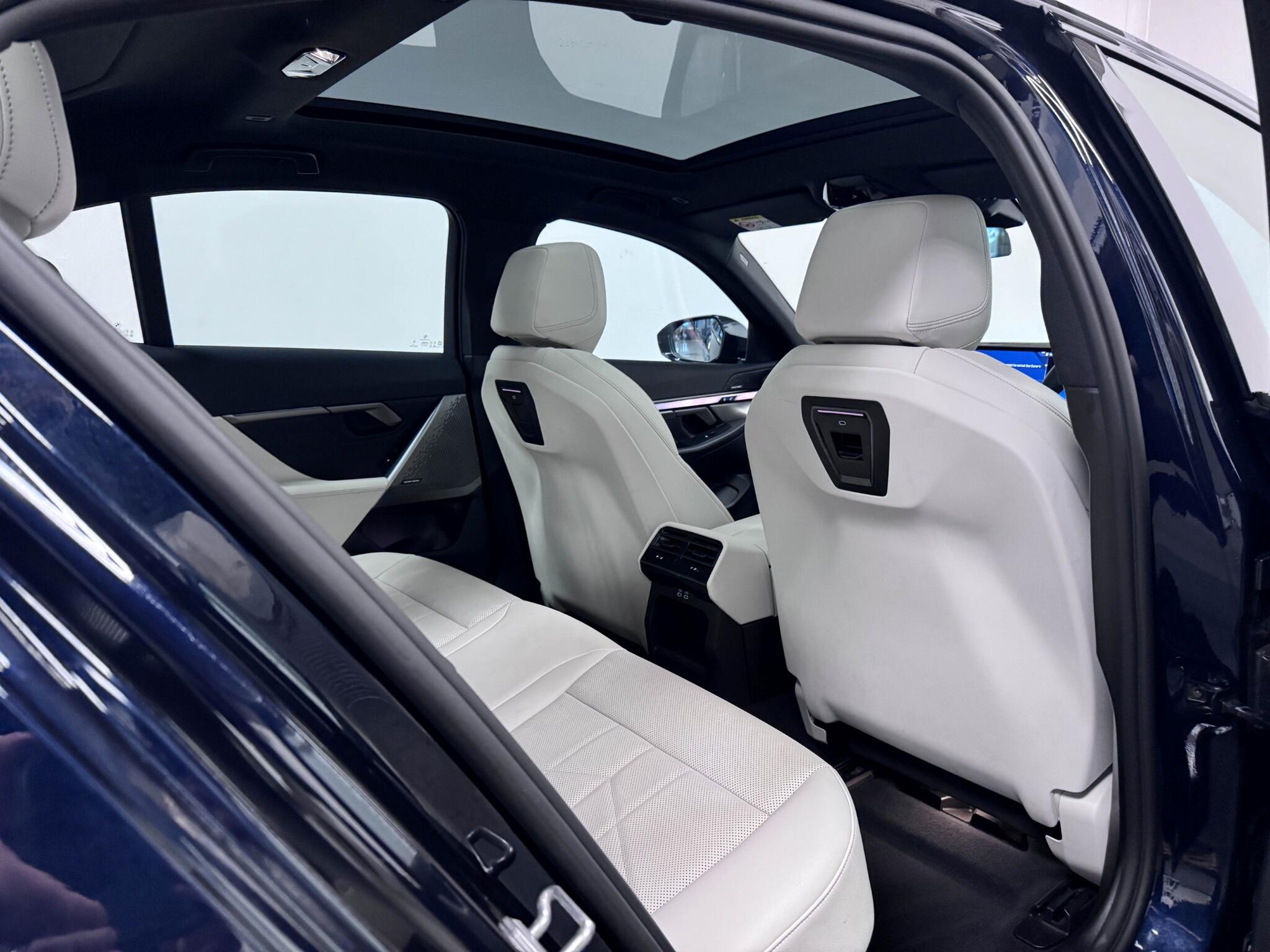 BMW 5 Series view 28