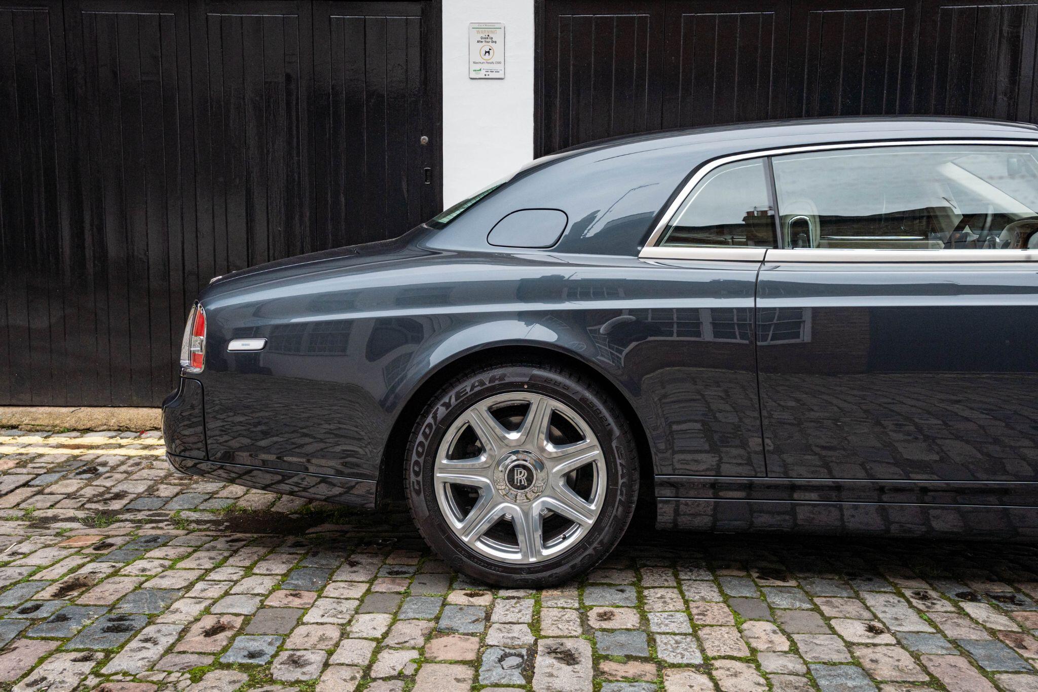 Rolls-Royce Phantom view 18