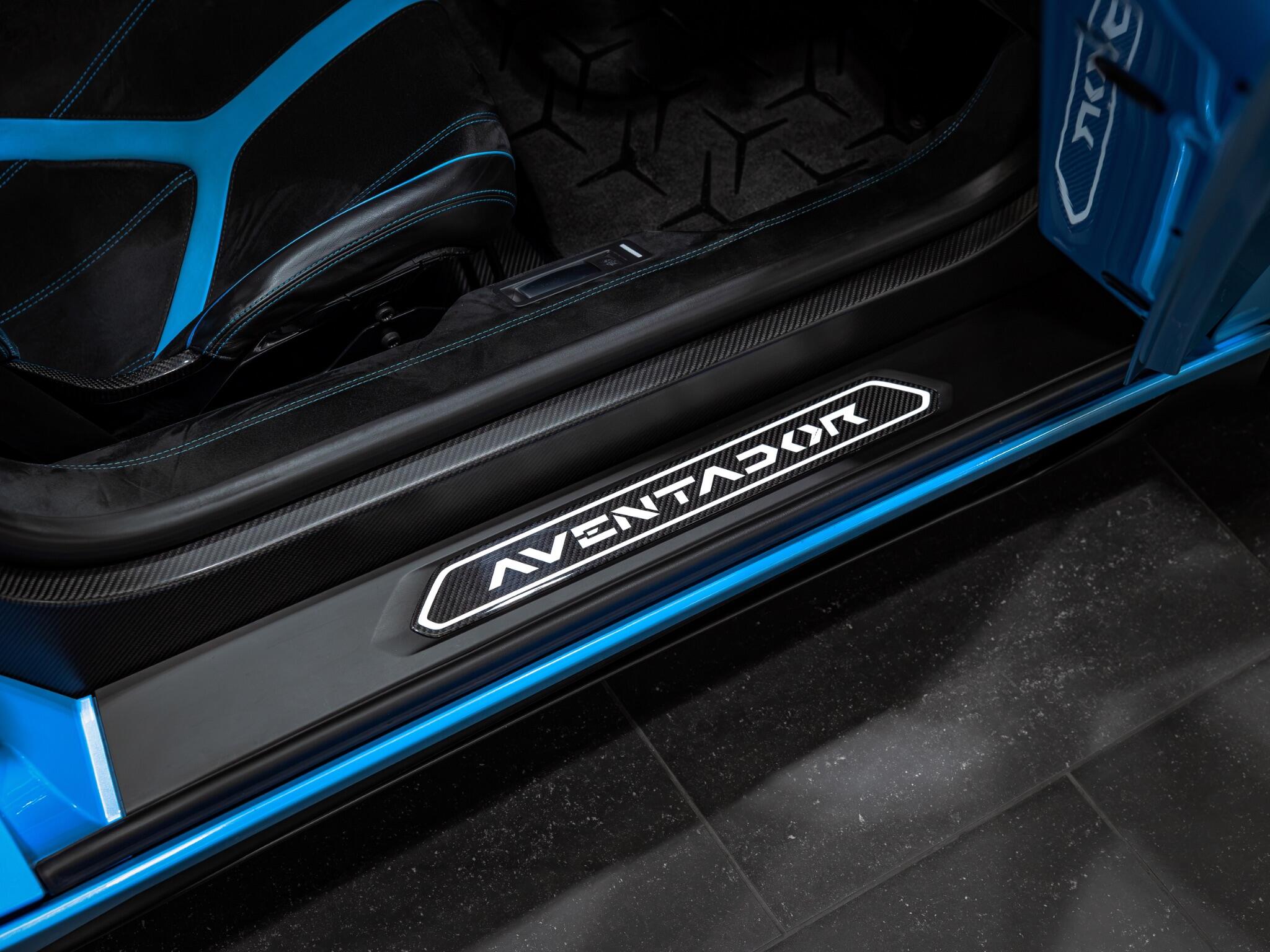 Lamborghini Aventador view 44