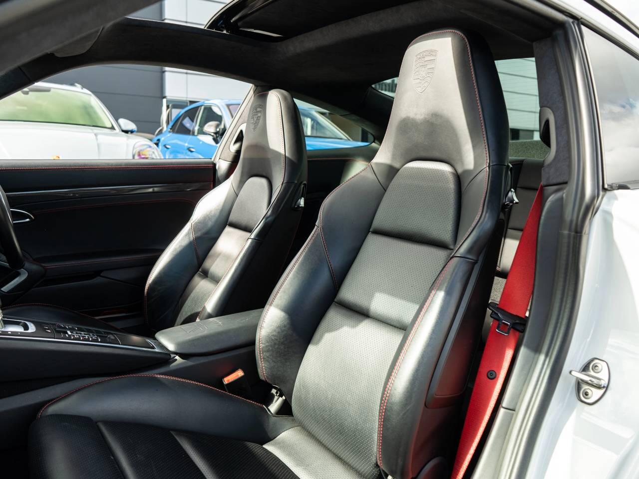 Porsche 911 view 37
