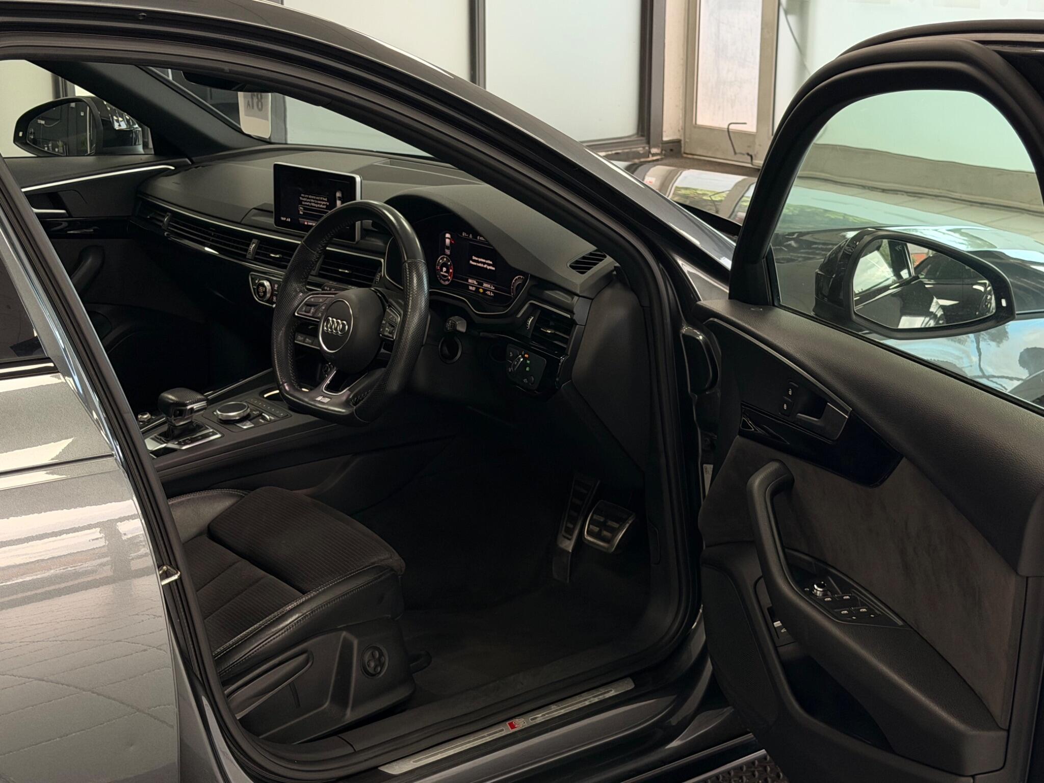 Audi A4 view 11