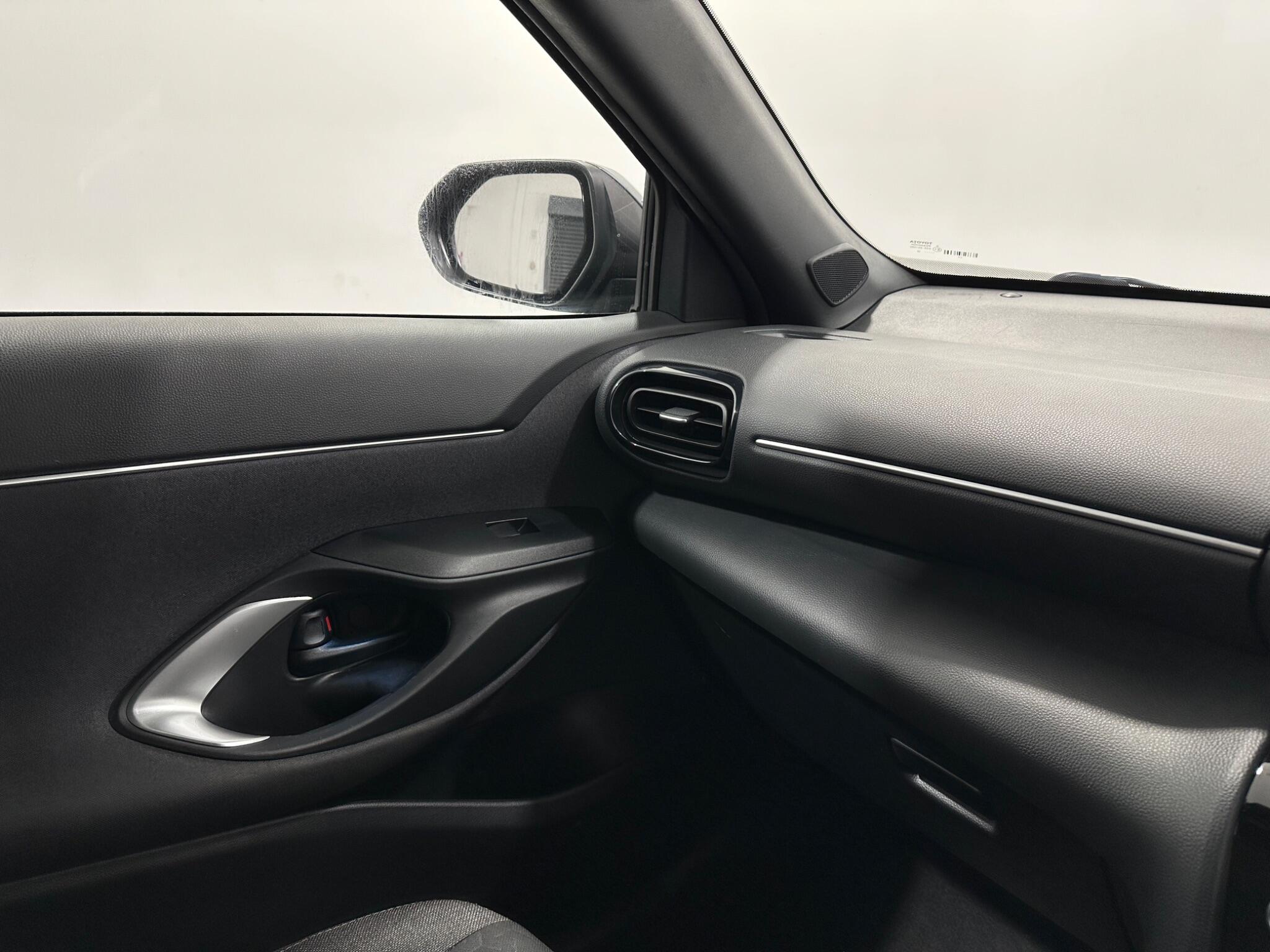 Toyota Yaris Cross view 25