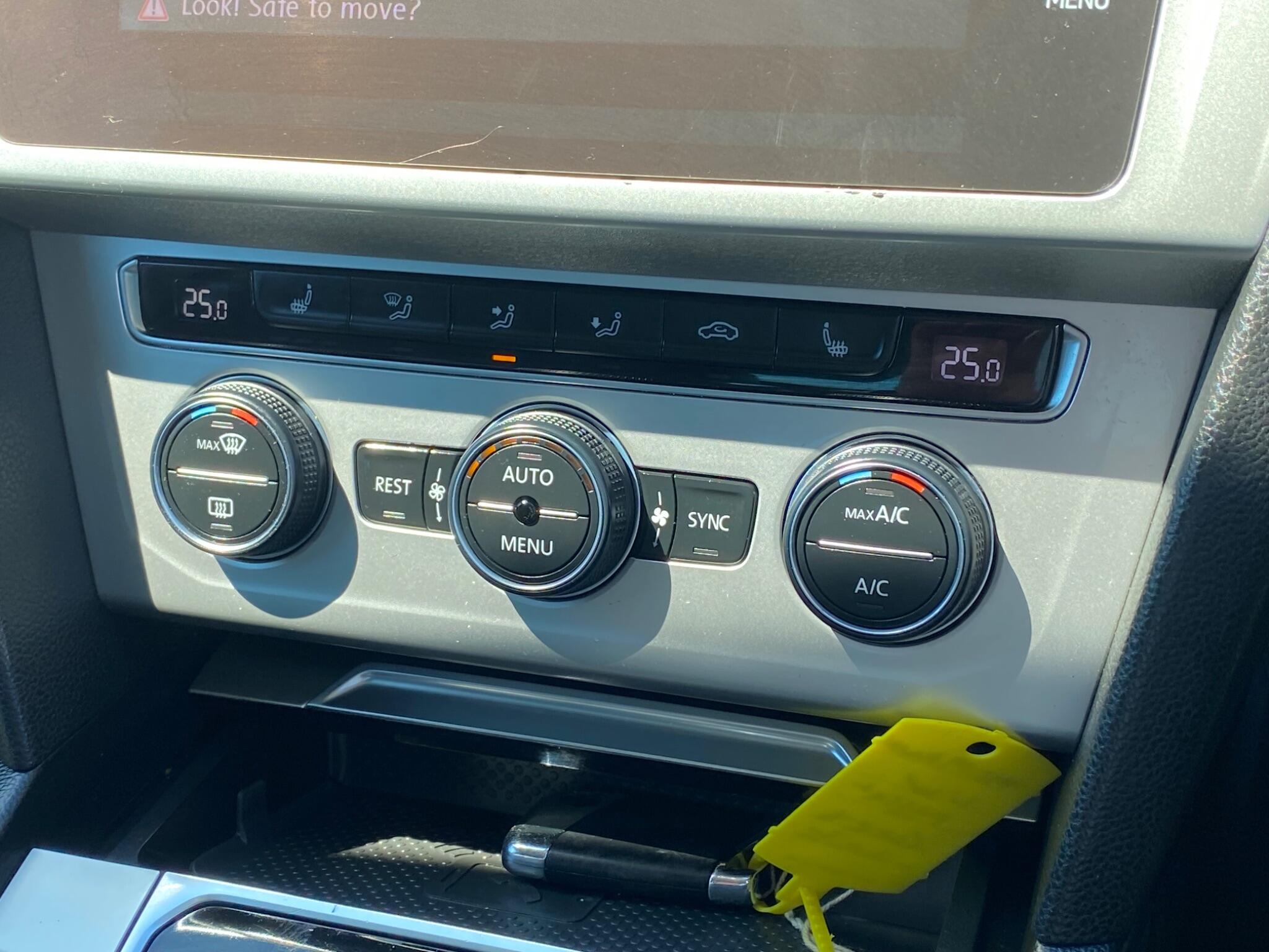 Volkswagen Passat view 27