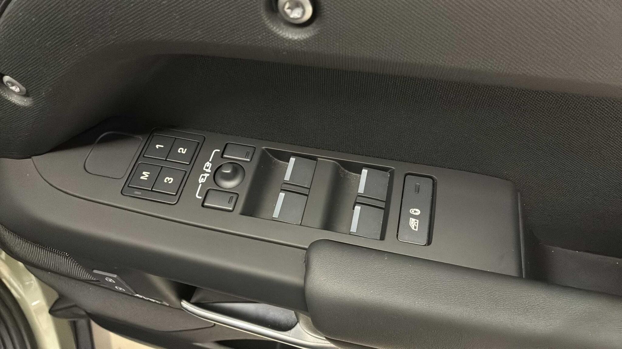 Land Rover Defender view 29