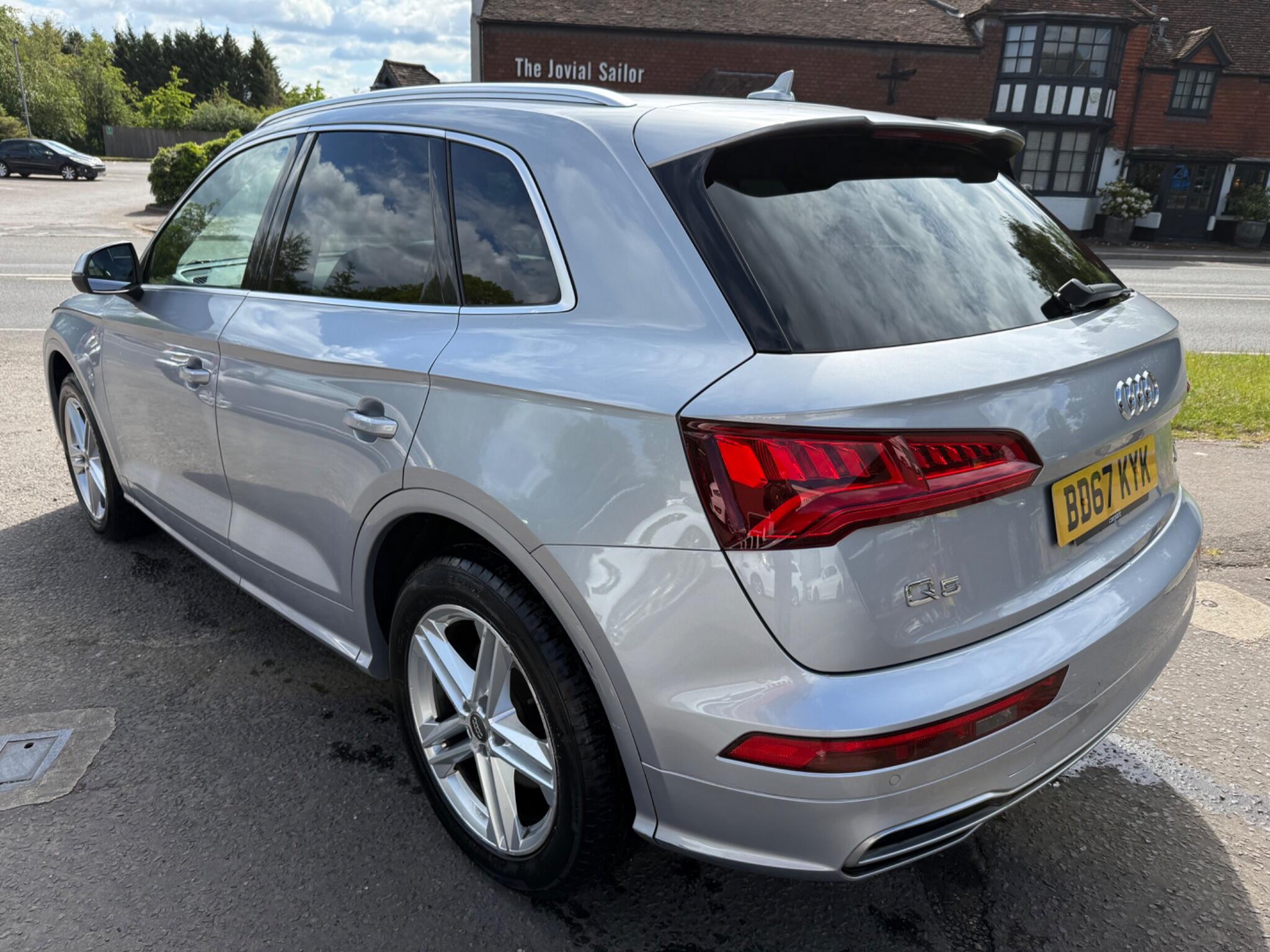 Audi Q5 view 6
