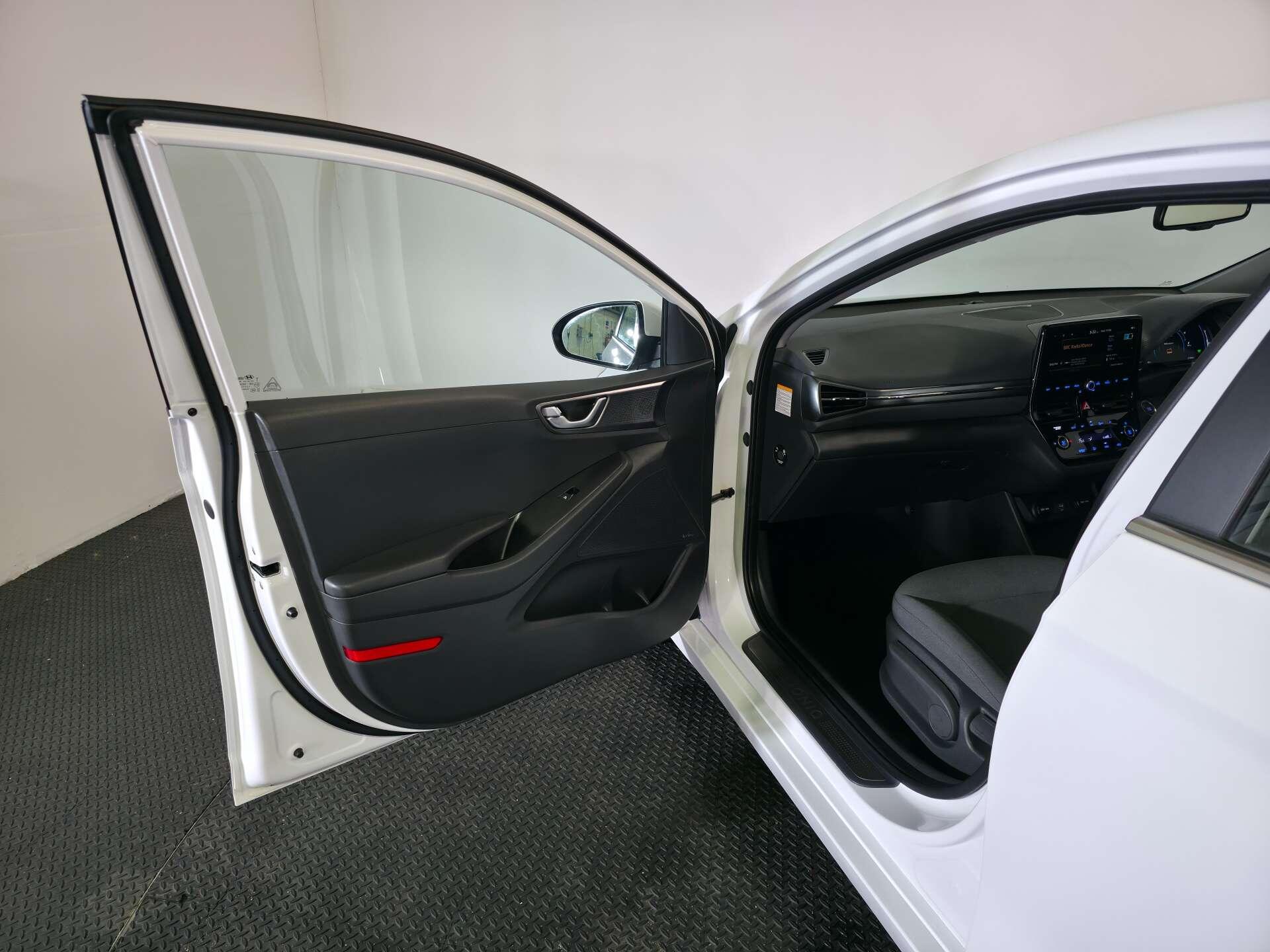 Hyundai Ioniq view 64