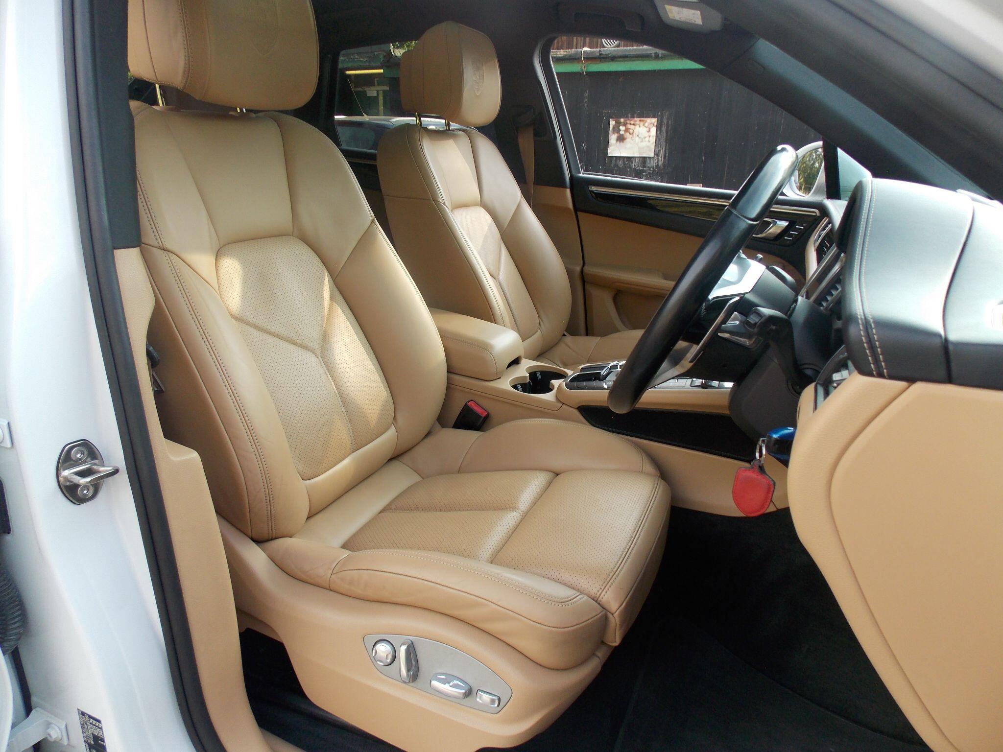 Porsche Macan view 34