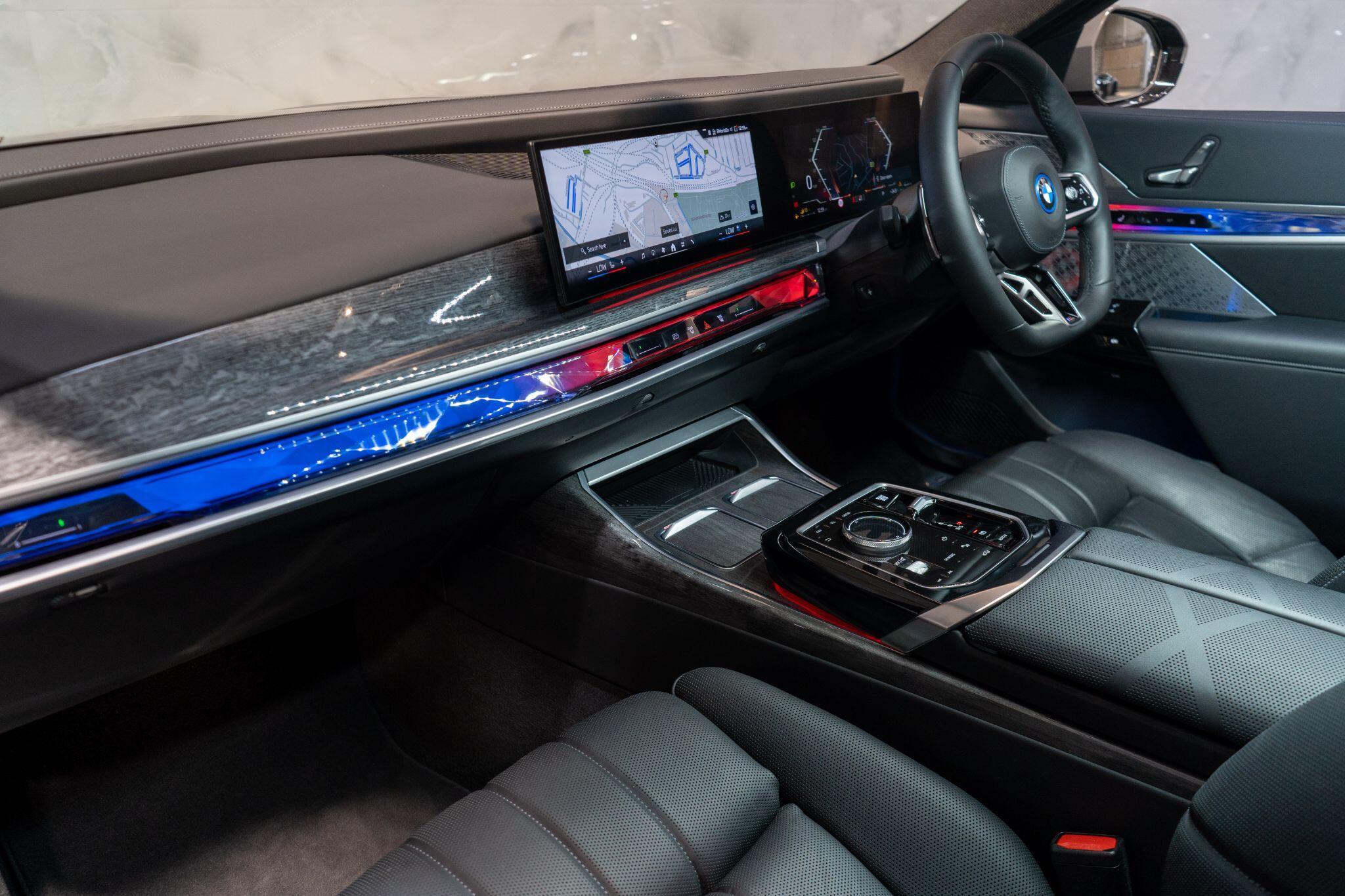 BMW 7 Series view 13