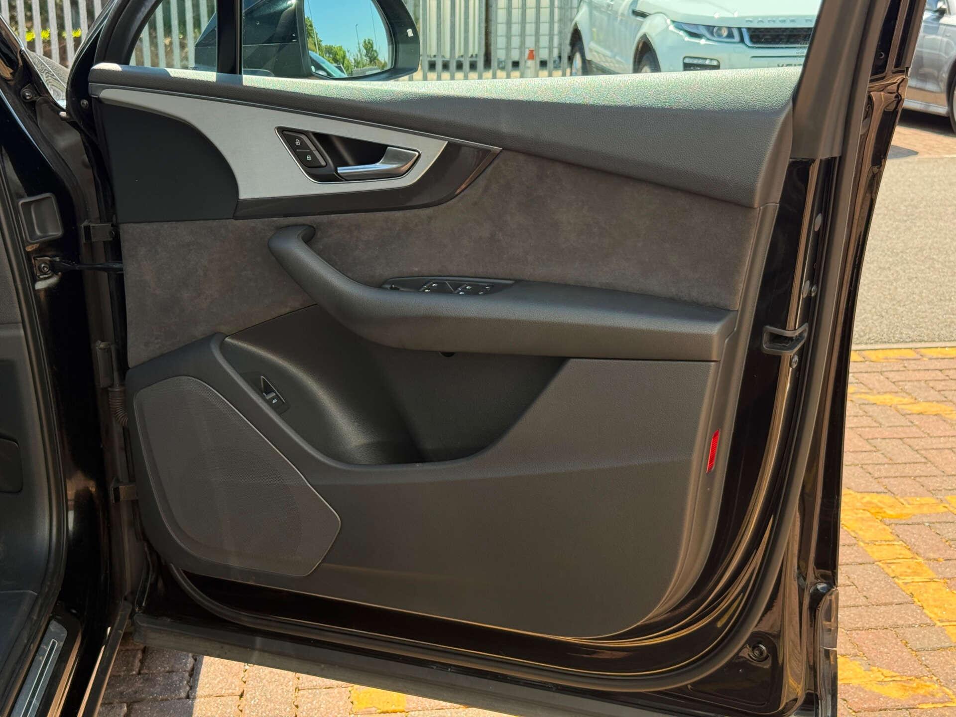 Audi Q7 view 17