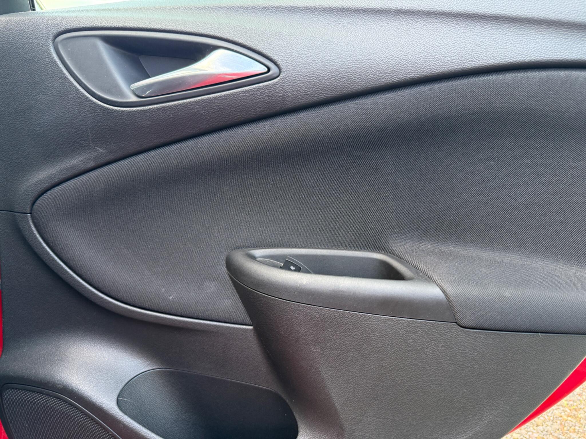 2017 Vauxhall Astra image 31