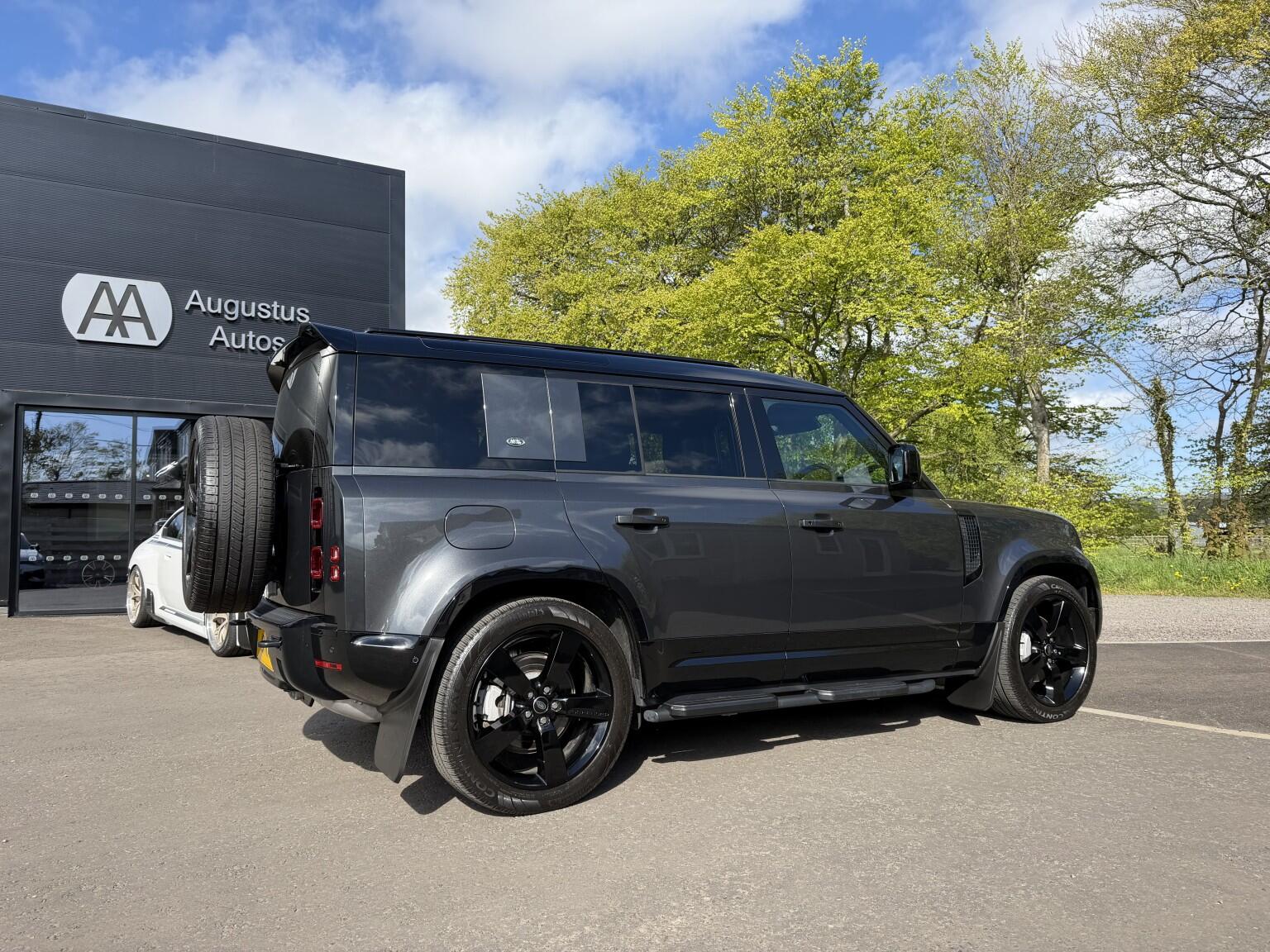 Land Rover Defender 110 view 11