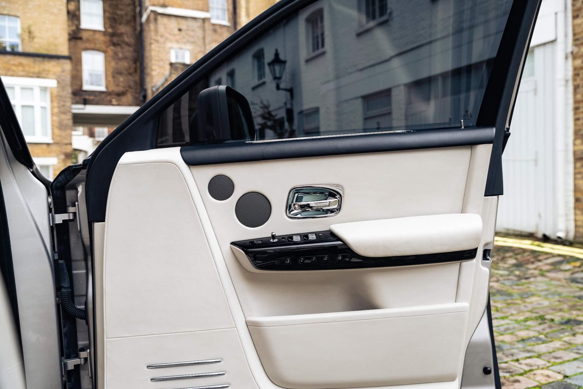 Rolls-Royce Phantom view 18