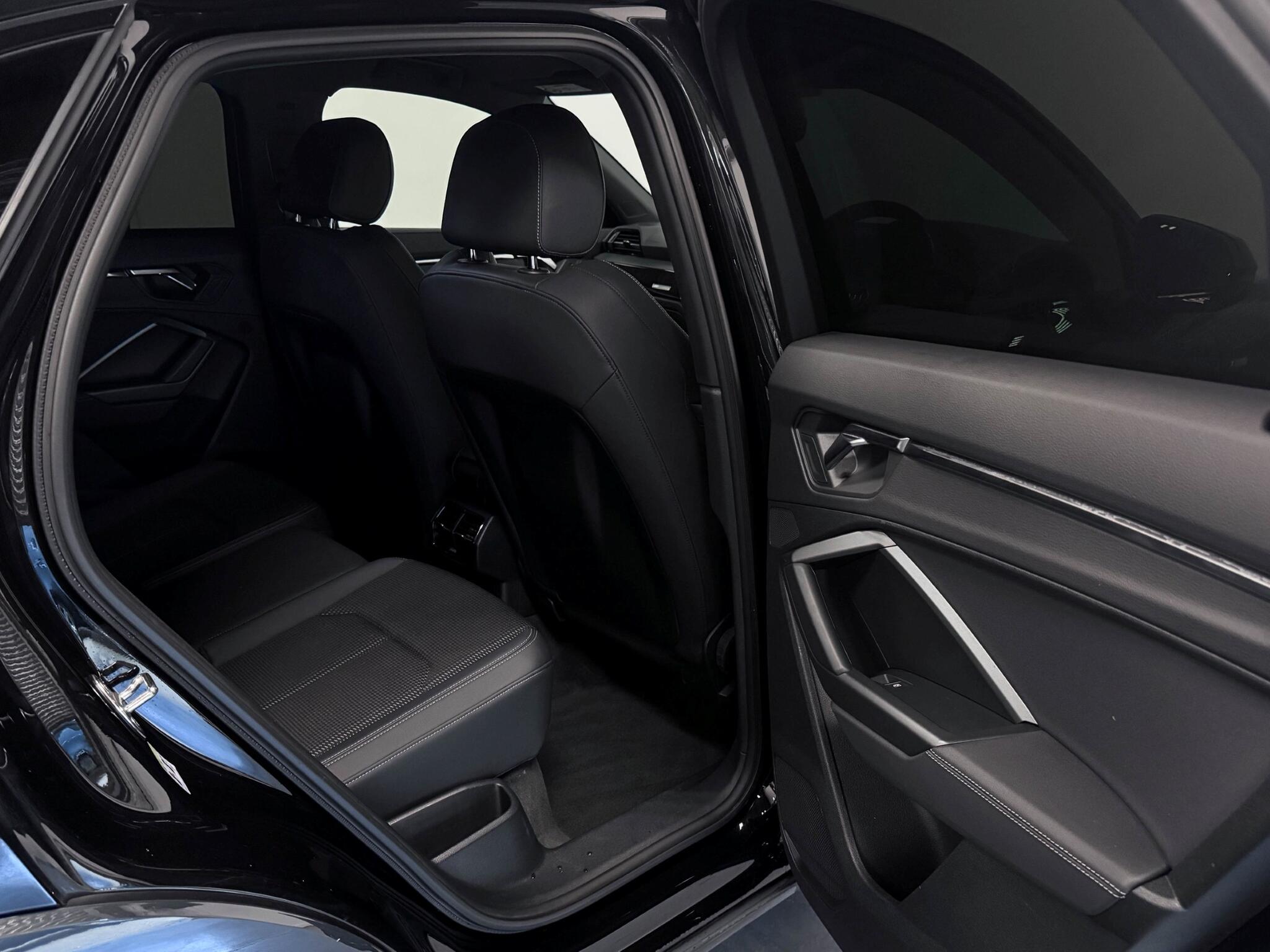 Audi Q3 view 13