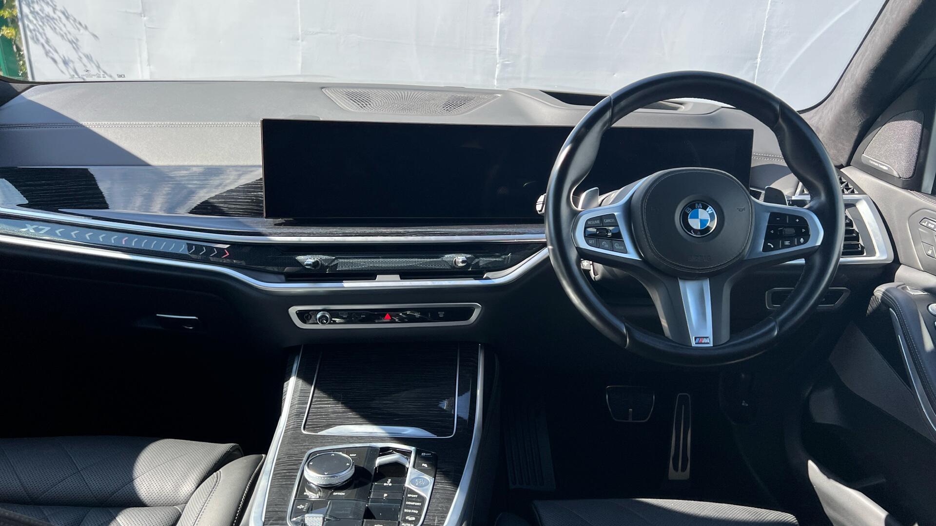 BMW X7 view 4