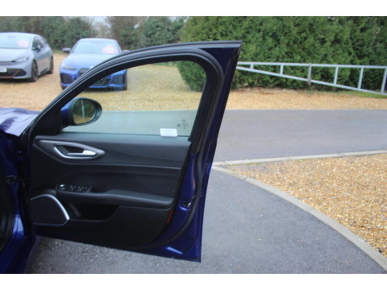 Alfa Romeo Giulia view 41