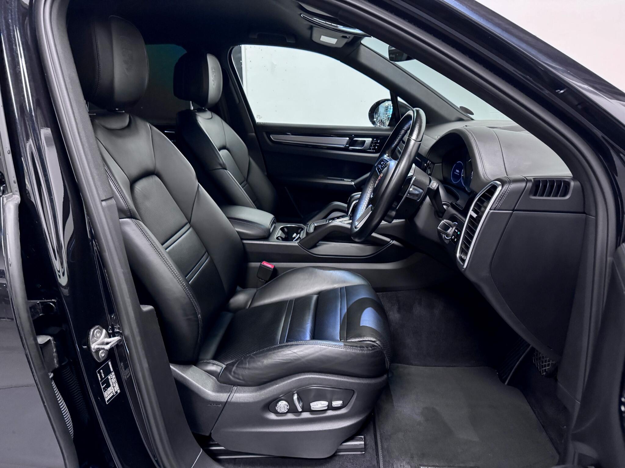 Porsche Cayenne view 31