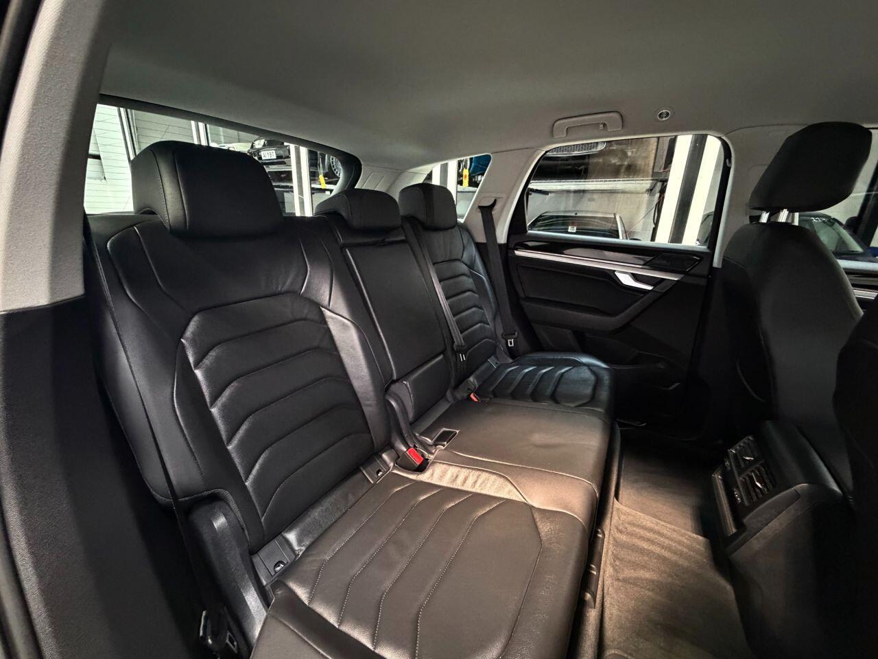 Volkswagen Touareg view 18