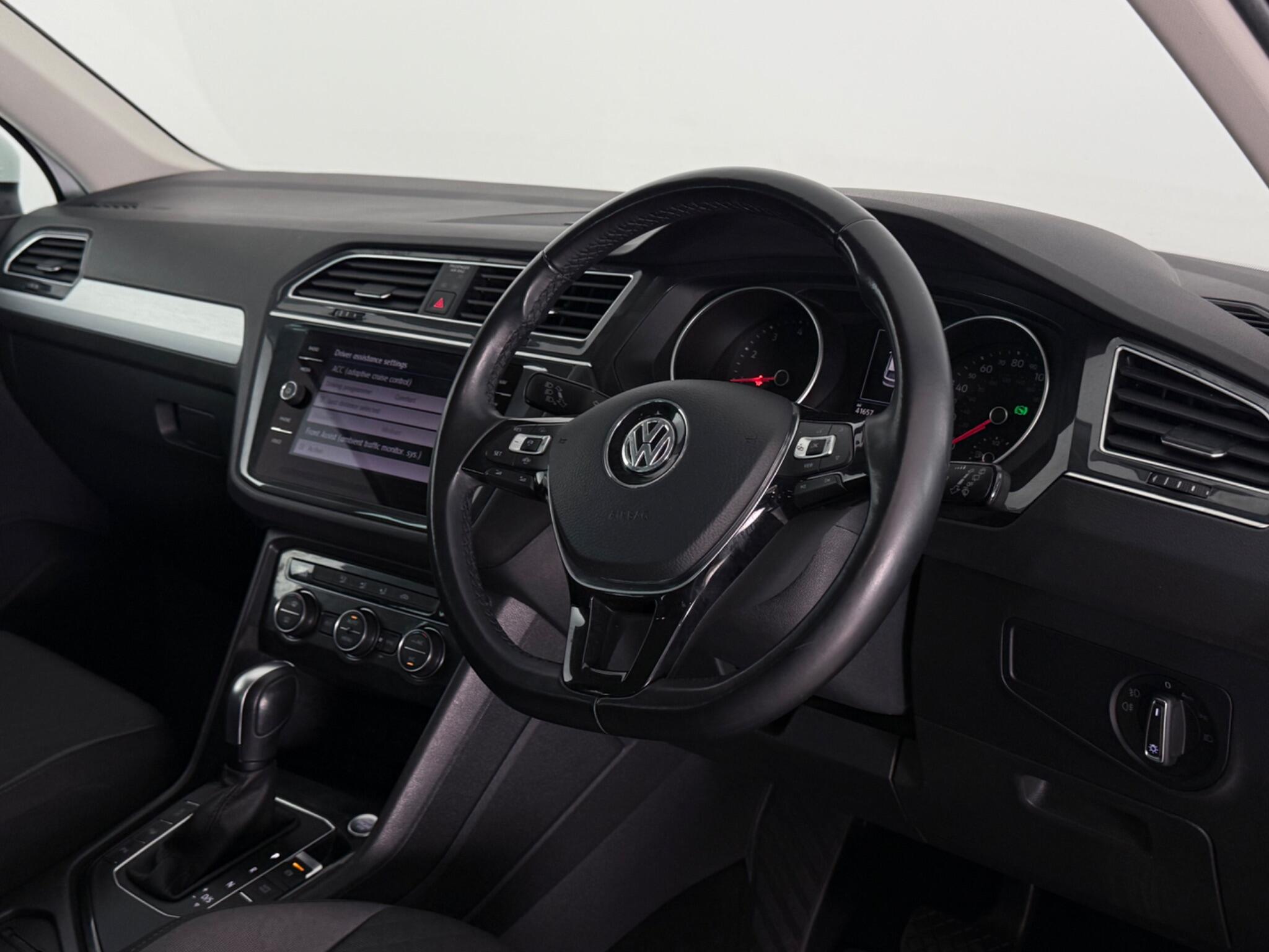 Volkswagen Tiguan view 3