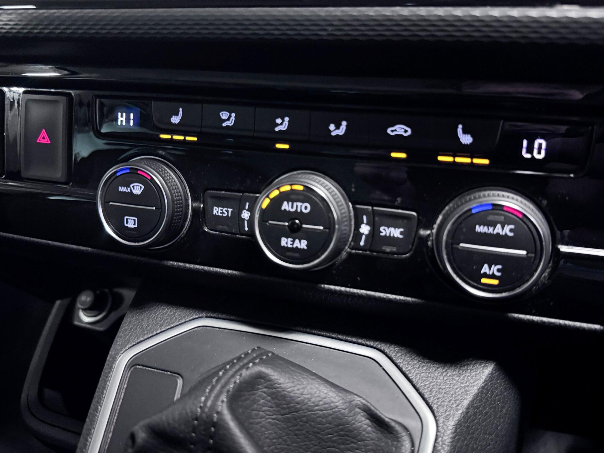 Volkswagen Caravelle view 41