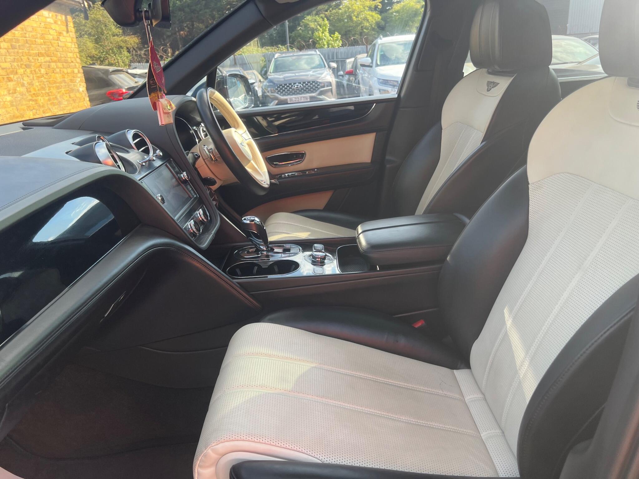 Bentley Bentayga view 44