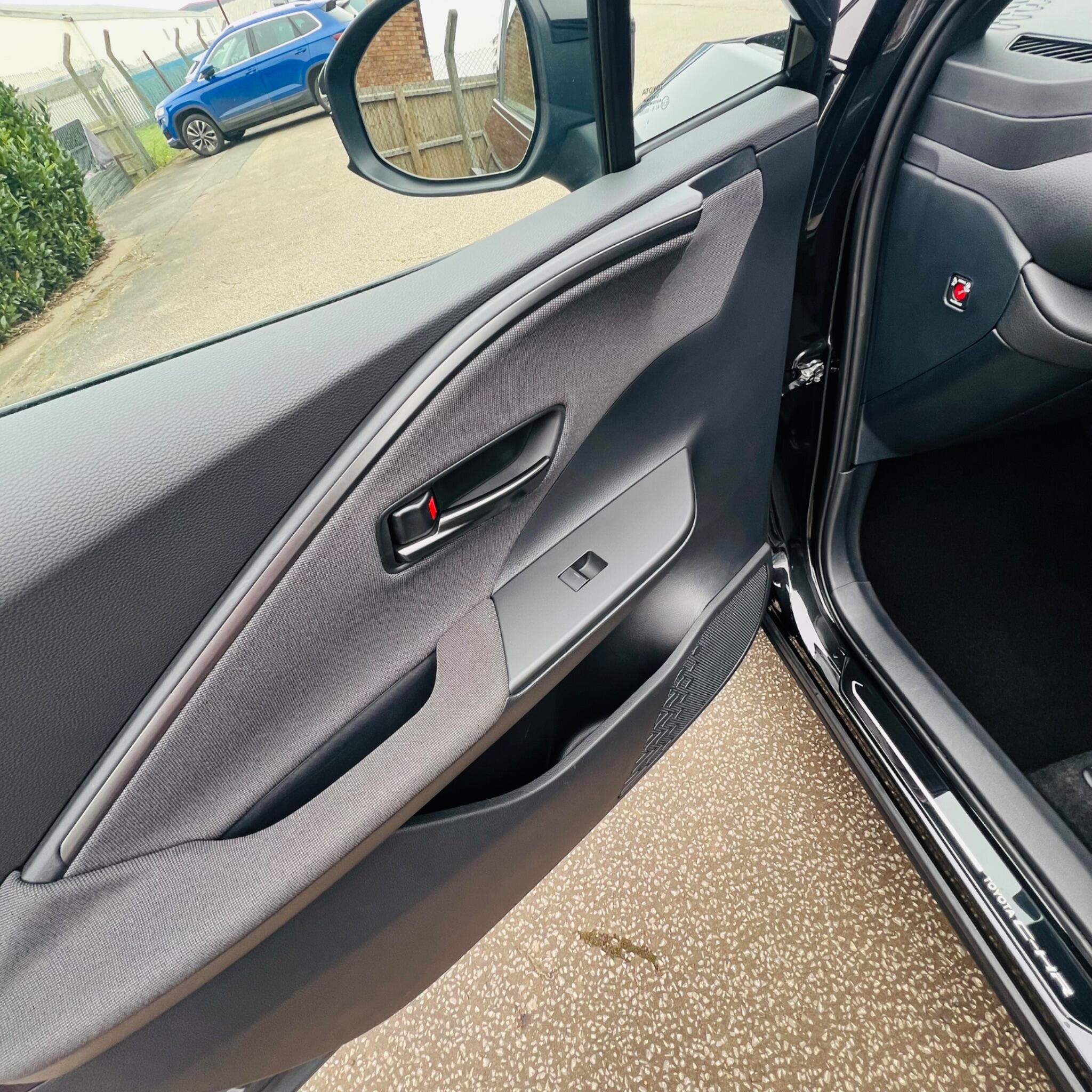 Toyota C-HR view 28