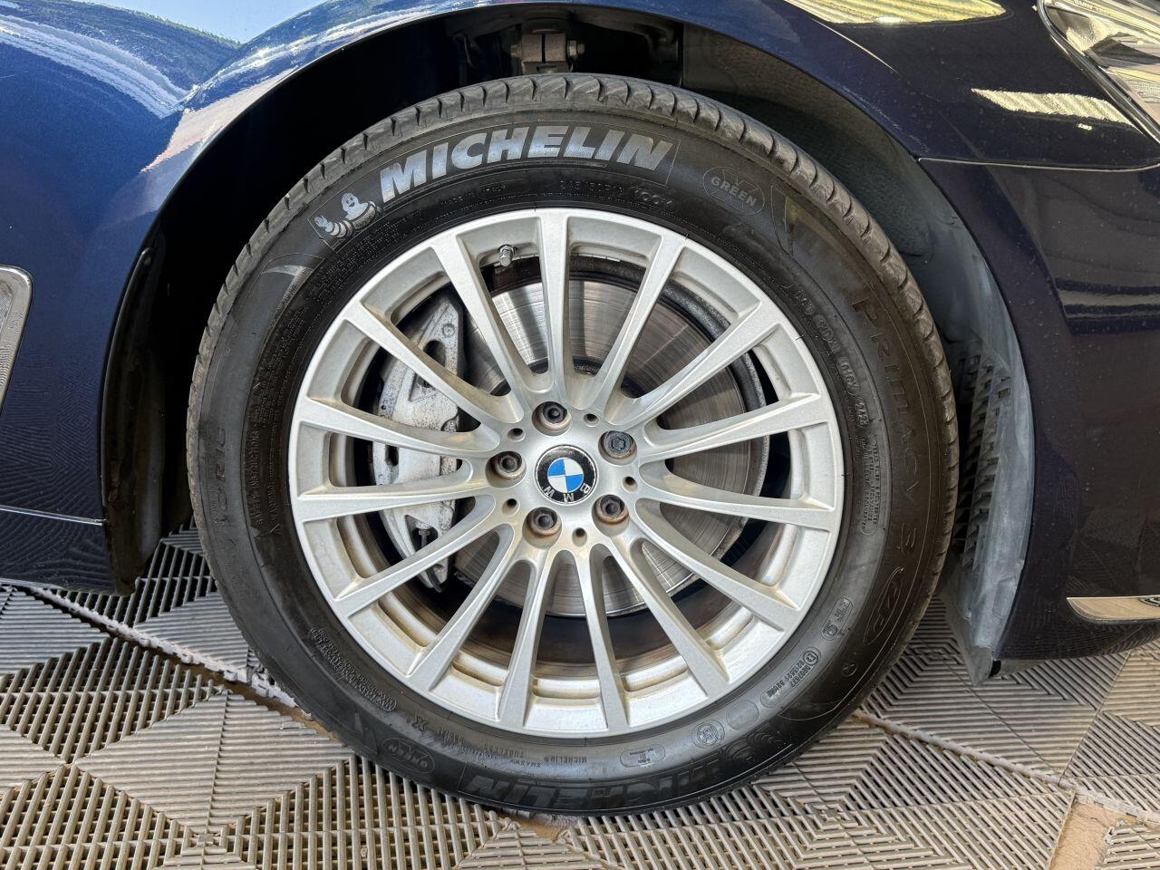 BMW 7 Series view 19