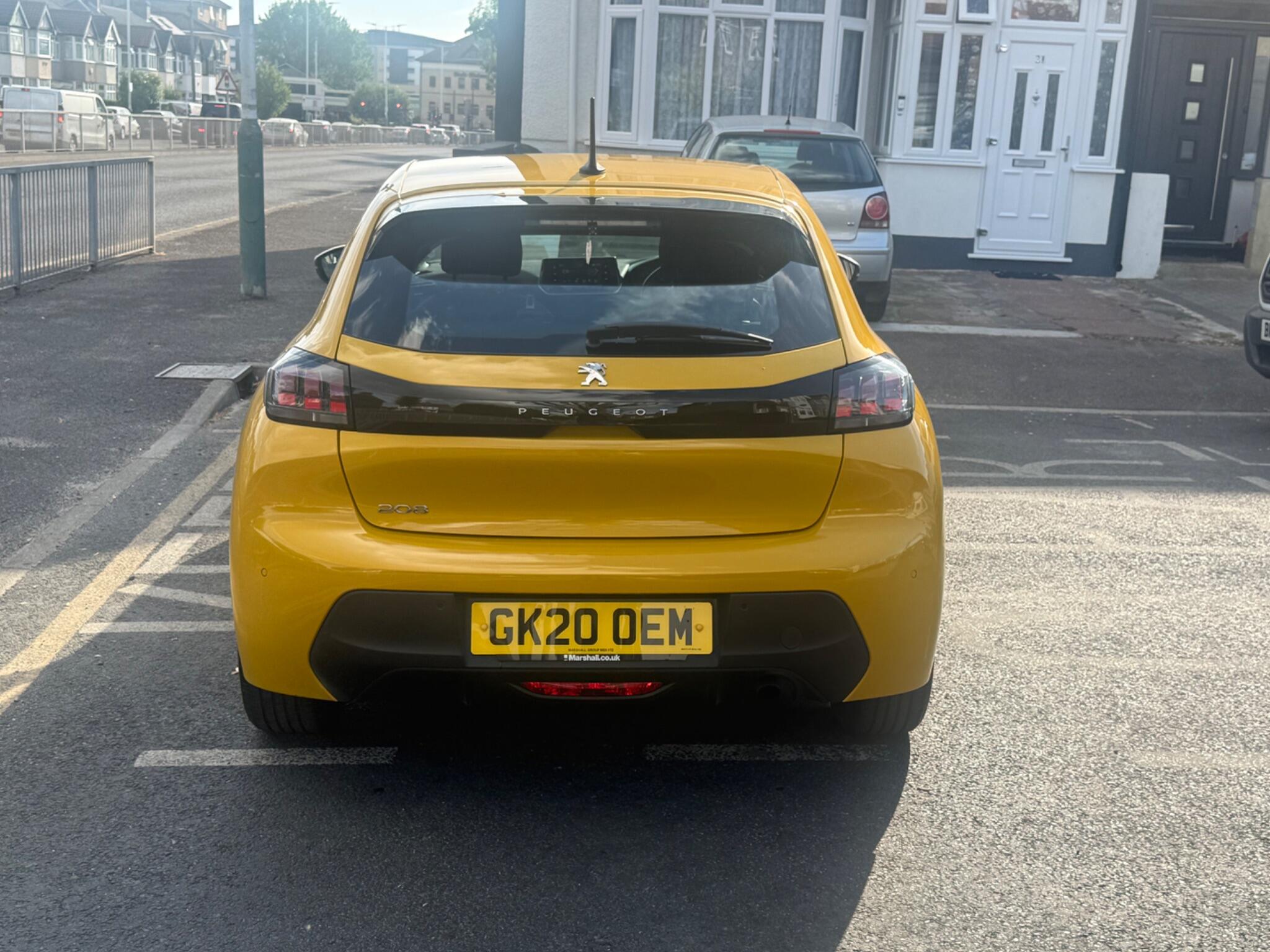 Peugeot 208 view 5
