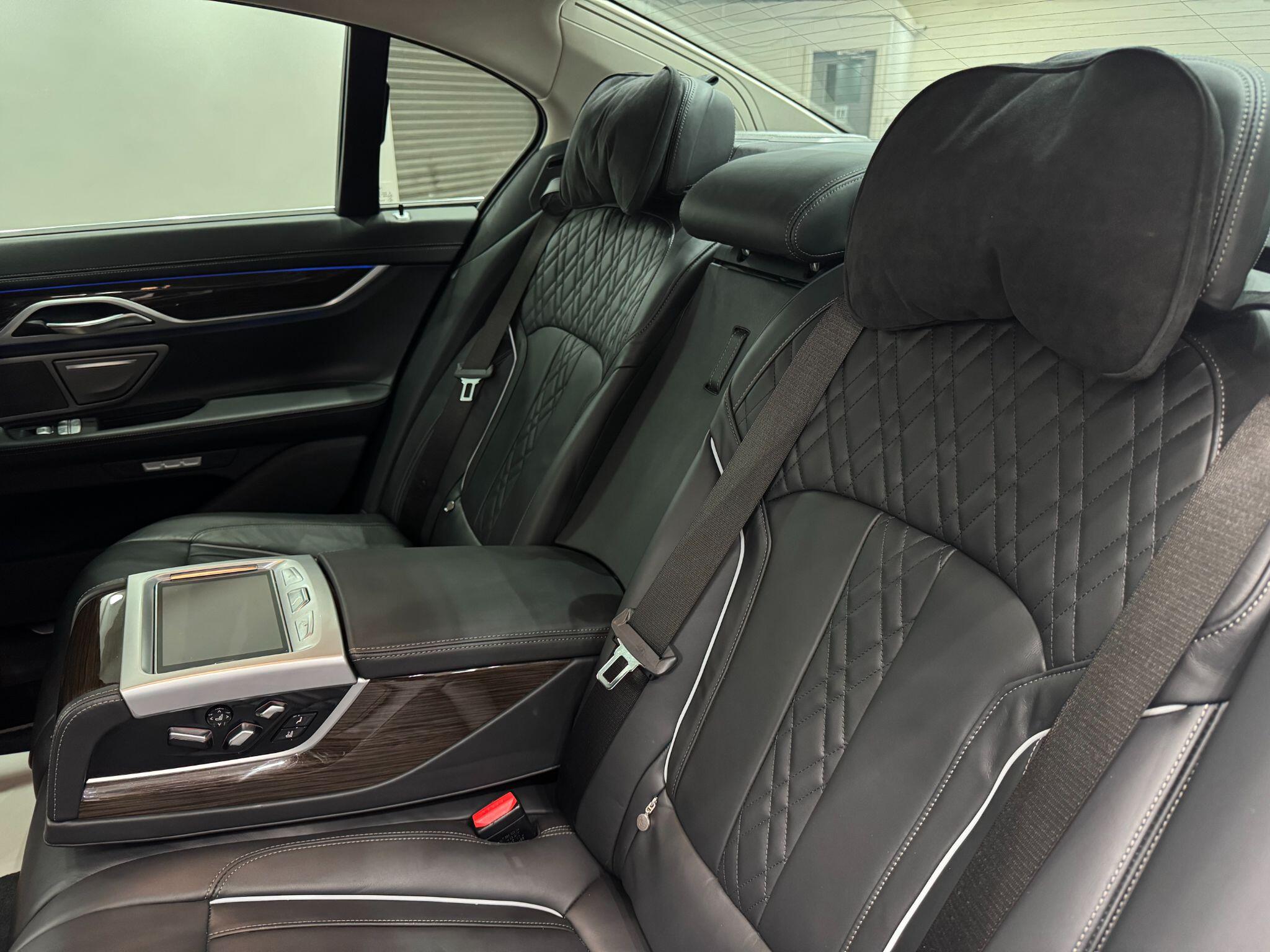 BMW 7 Series view 64