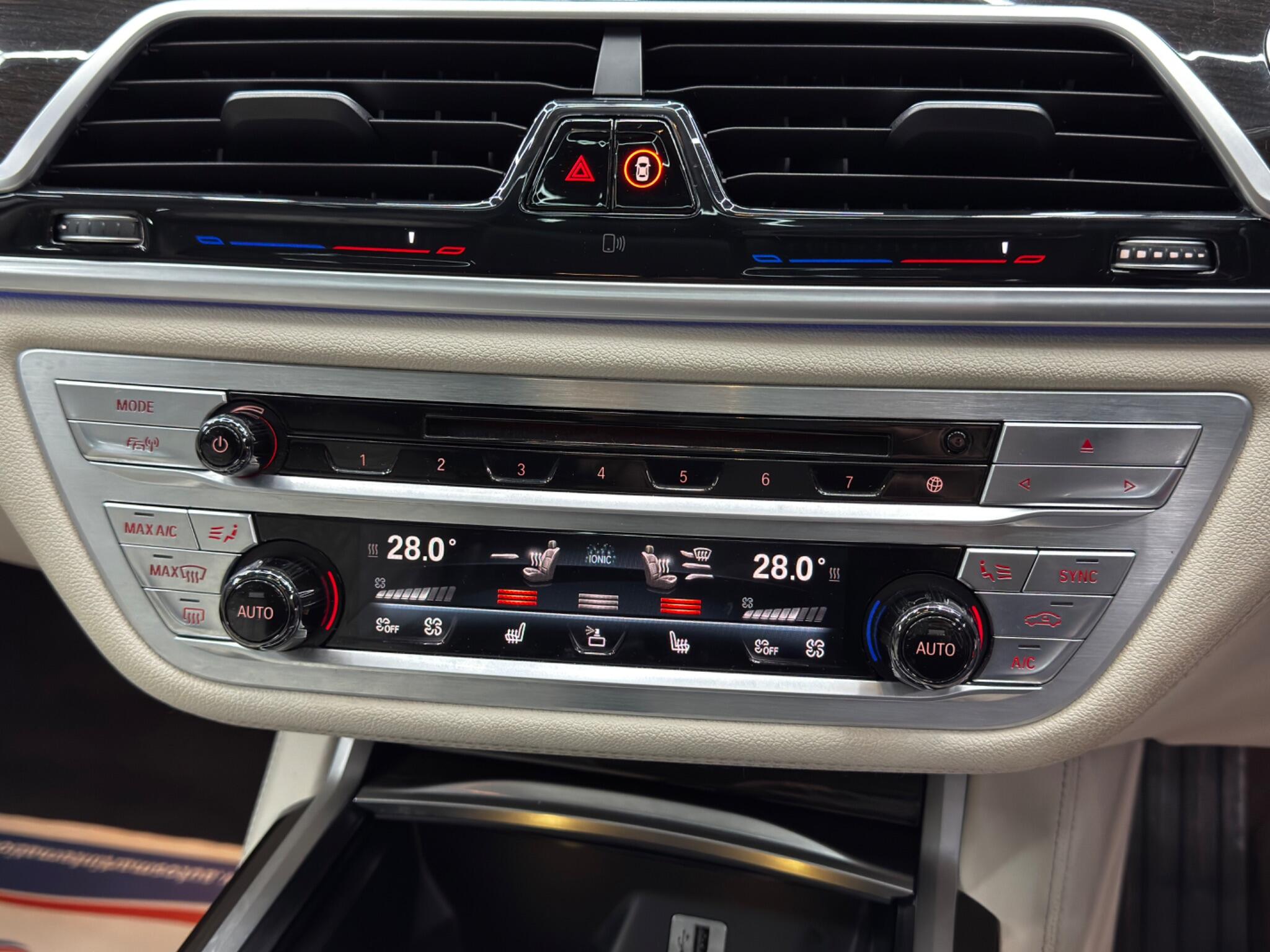 BMW 7 Series view 33